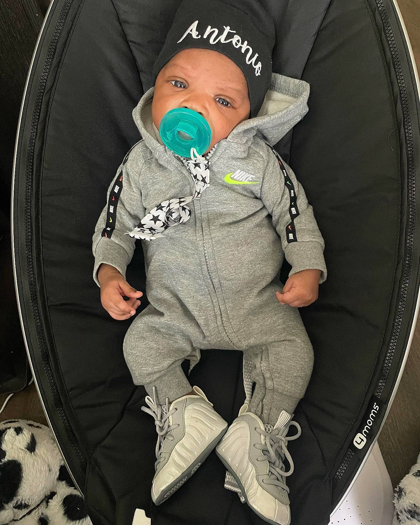 Antonio is registered to the contest to win money with this photo: baby, baby_carriage, baby_products, baby_safety, baby_sleeping, baby_toddler_clothing, bag, cap, car_seat, chair, child, circle, comfort, headwear, infant_bed, luggage_and_bags, pattern, person, personal_protective_equipment, sitting