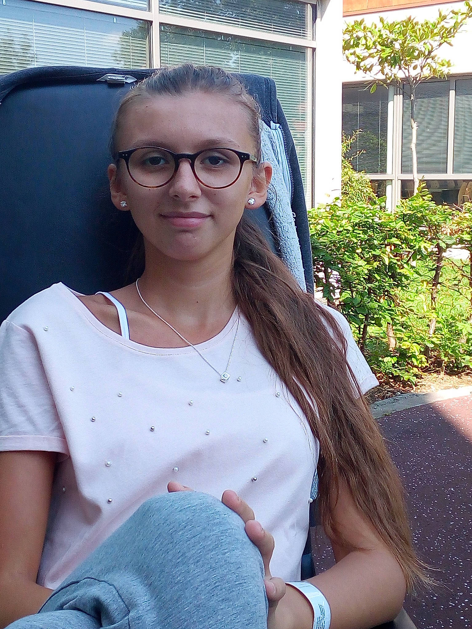 Amandine participe au concours pour gagner de l'argent avec cette photo : beauty, black_hair, brown_hair, cool, eye, eyewear, fun, girl, glasses, hair, hairstyle, human_hair_color, long_hair, pattern, person, shoulder, smile, snapshot, sunglasses, trunk