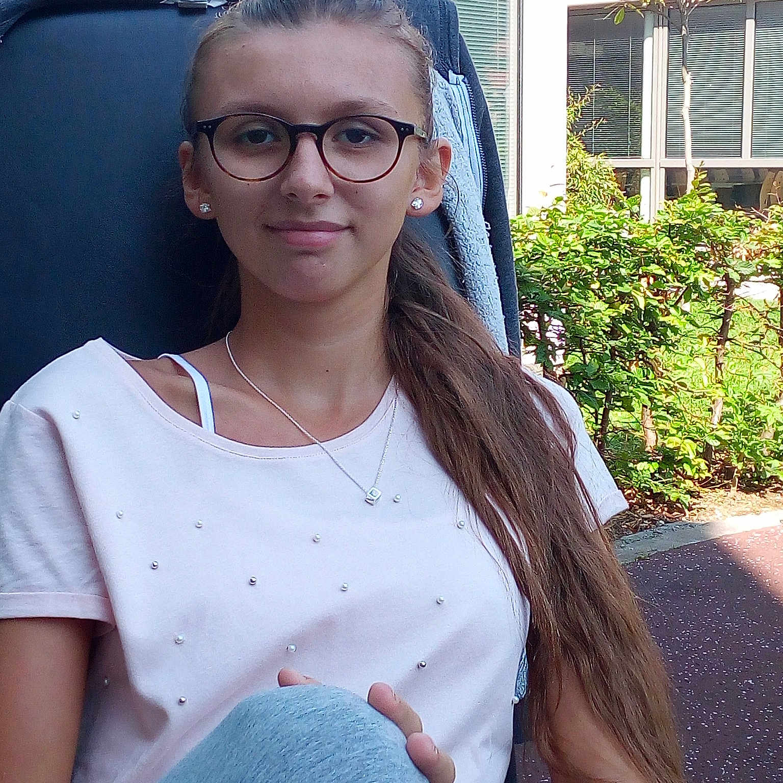 Amandine participe au concours pour gagner de l'argent avec cette photo : beauty, black_hair, brown_hair, cool, eye, eyewear, fun, girl, glasses, hair, hairstyle, human_hair_color, long_hair, pattern, person, shoulder, smile, snapshot, sunglasses, trunk