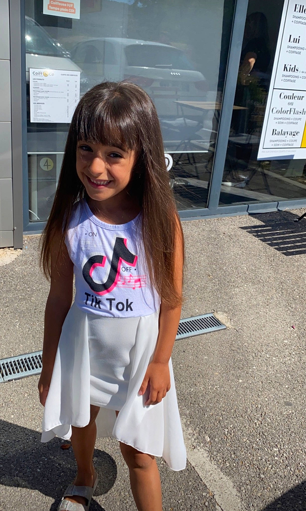 Clarisse participe au concours pour gagner de l'argent avec cette photo : asphalt, bangs, child, cool, electric_blue, eyewear, facial_expression, fashion_design, human_leg, joy, knee, leg, long_hair, person, road, school_uniform, shoulder, sleeve, smile, sportswear