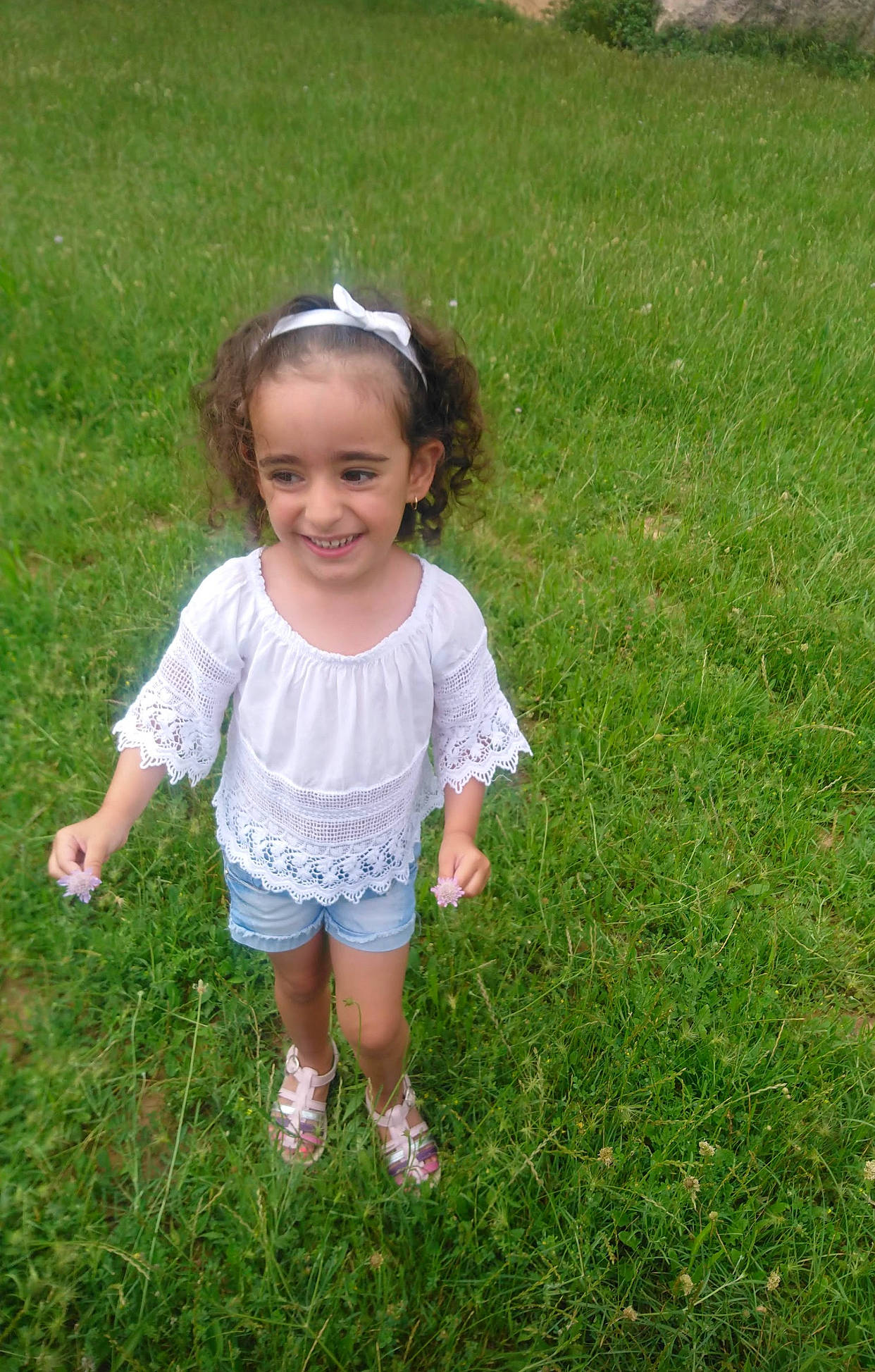 Clarisse a rejoint le concours — aidez-le/la à gagner de superbes lots ! baby_toddler_clothing, child, clothing, fun, grass, grass_family, grassland, groundcover, happy, head, joy, lawn, meadow, natural_environment, people_in_nature, person, plant, shorts, smile, standing