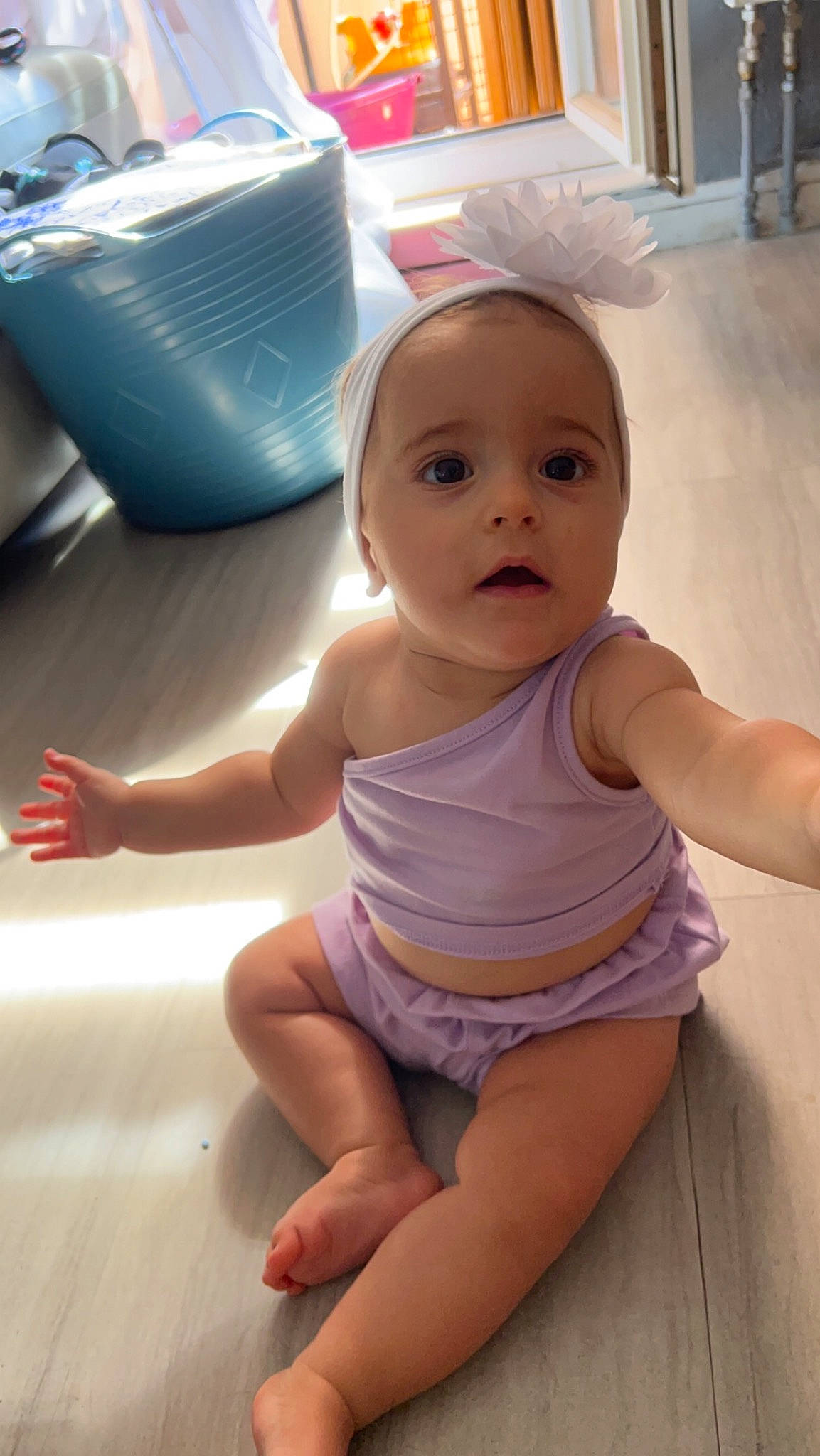 Louciana a rejoint le concours — aidez-le/la à gagner de superbes lots ! baby, baby_toddler_clothing, cheek, chest, chin, elbow, finger, floor, flooring, happy, joint, knee, leisure, mouth, person, skin, stomach, thigh, thumb, toddler