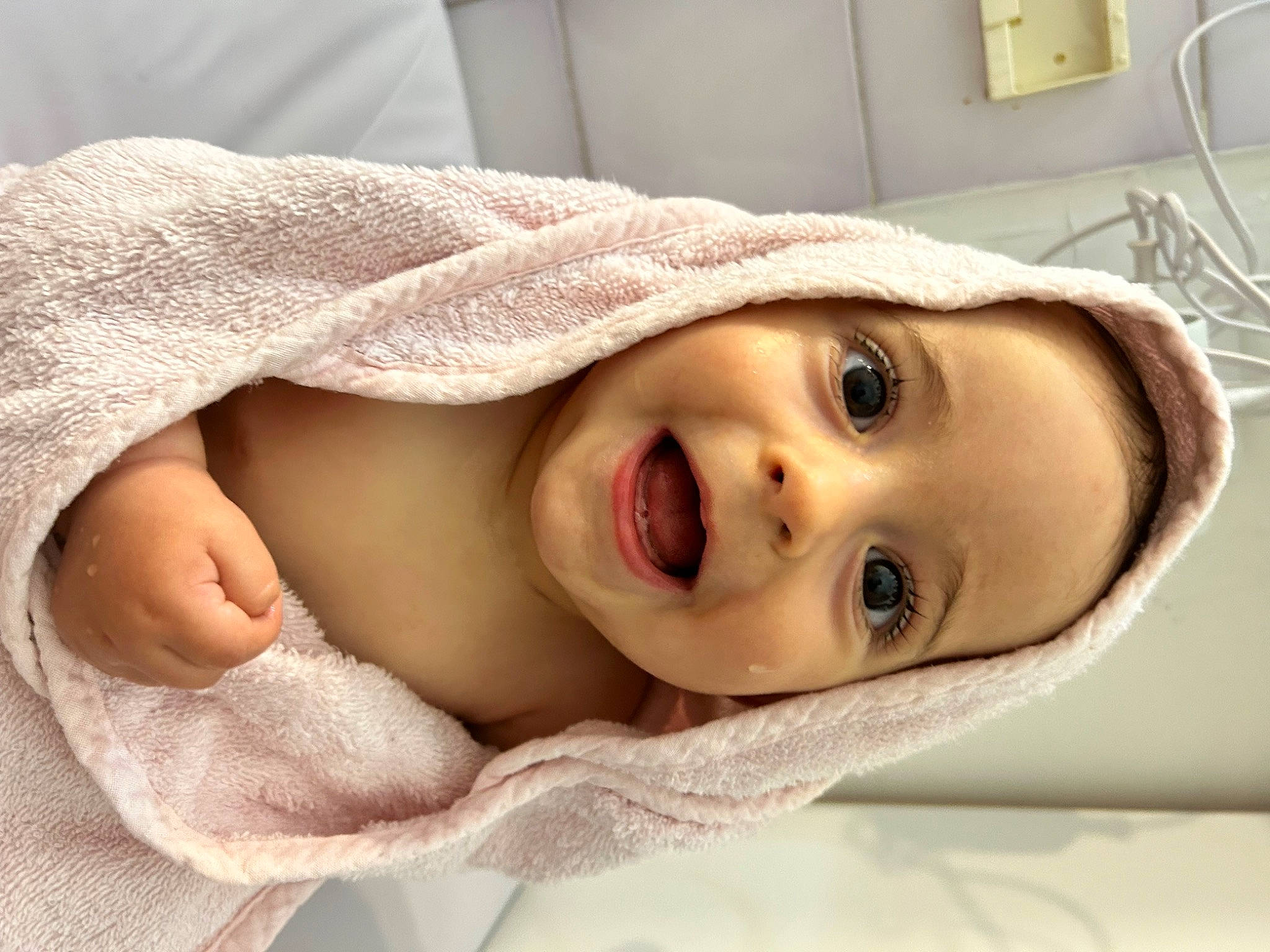 Louciana a rejoint le concours — aidez-le/la à gagner de superbes lots ! baby, baby_toddler_clothing, cheek, child, comfort, eye, eyebrow, eyelash, fur, happy, hat, joy, linens, lip, no_expression, nose, person, portrait_photography, skin, sleeve