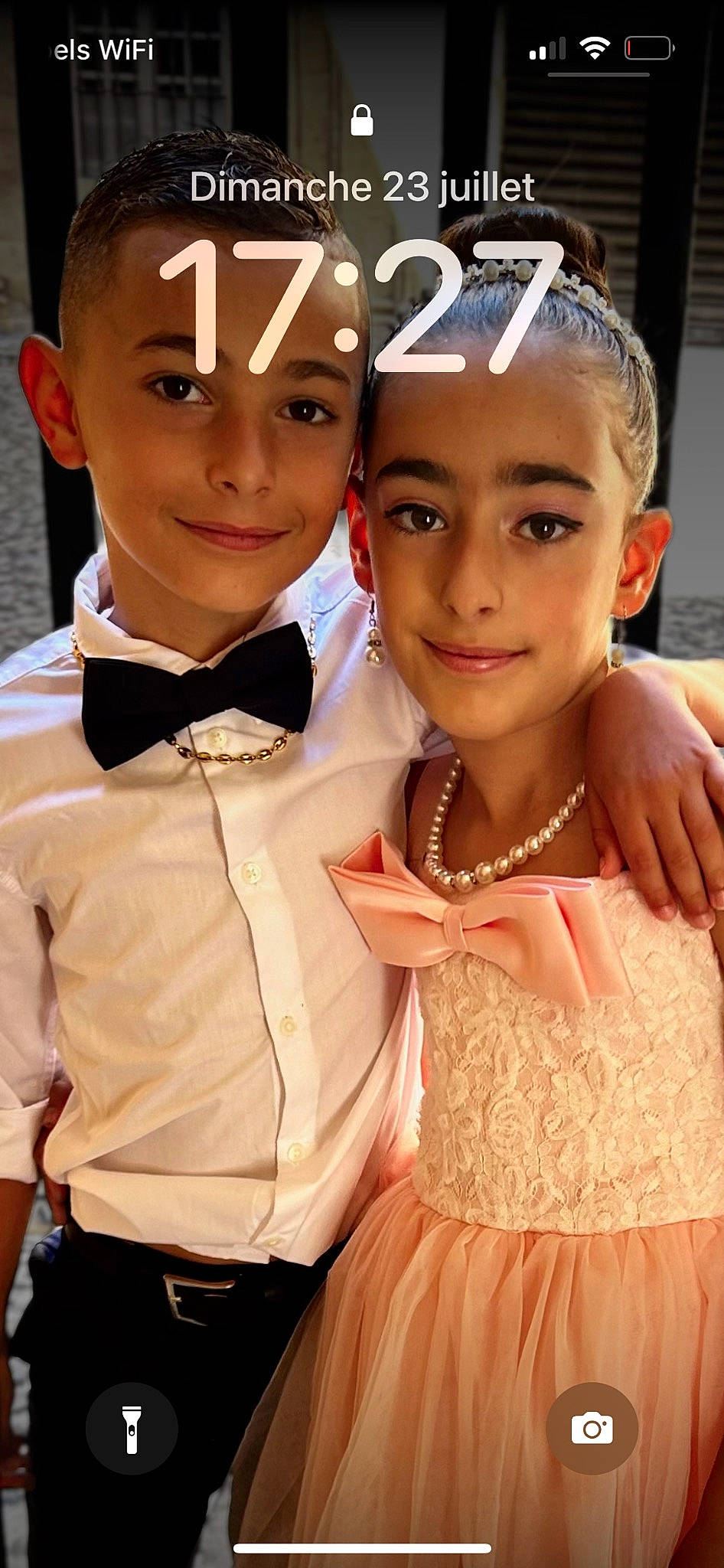 Julian participe au concours pour gagner de l'argent avec cette photo : beauty, bow_tie, child, clothing, collar, dress_shirt, event, facial_expression, fashion_design, formal_wear, fun, gesture, hairstyle, happy, head, jewellery, joy, necklace, person, smile