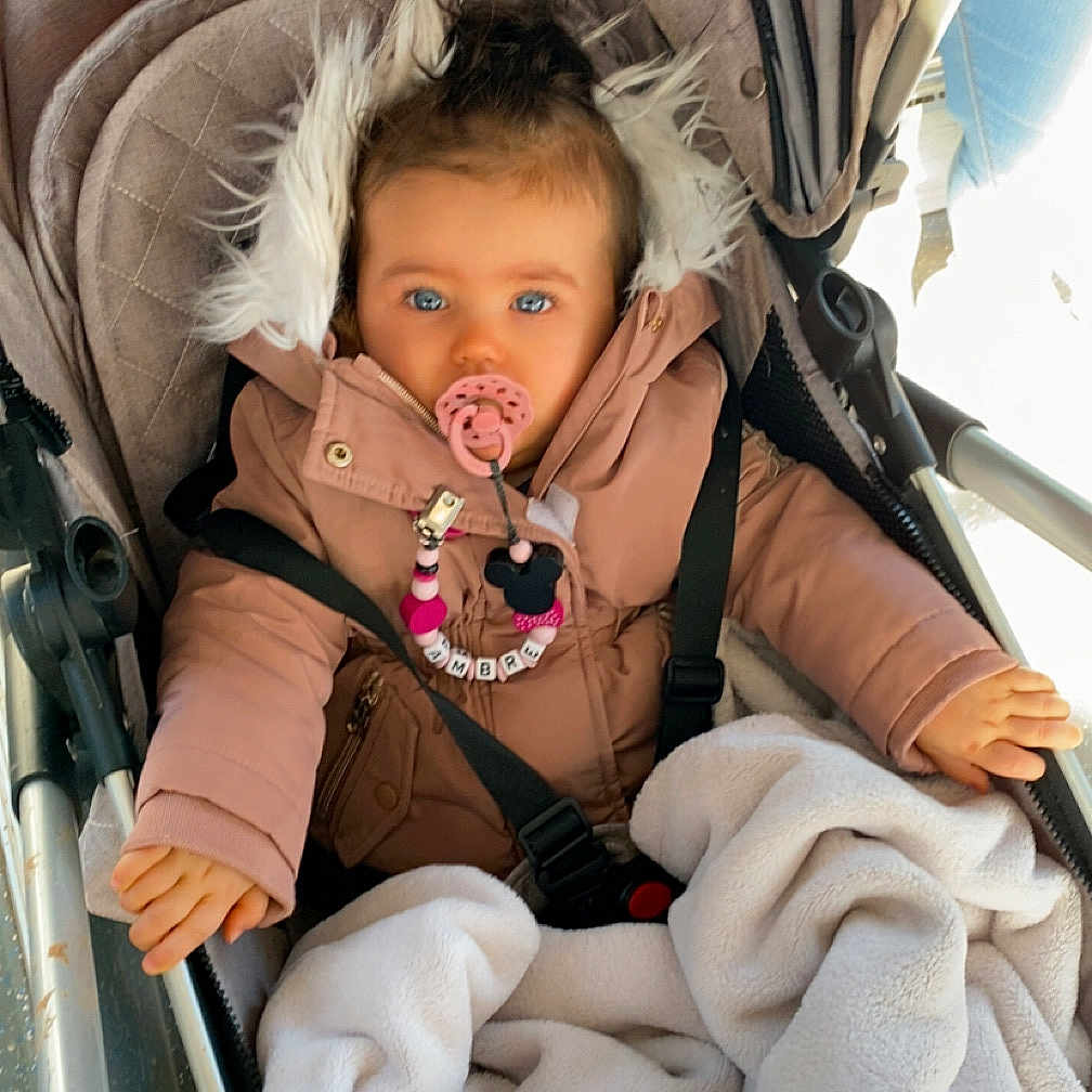 Ambre participe au concours pour gagner de l'argent avec cette photo : baby, bed, blanket, car, car_interior, carseat, clothing, coat, face, furniture, hat, head, jacket, pants, person, photography, portrait, stroller, transportation, vehicle