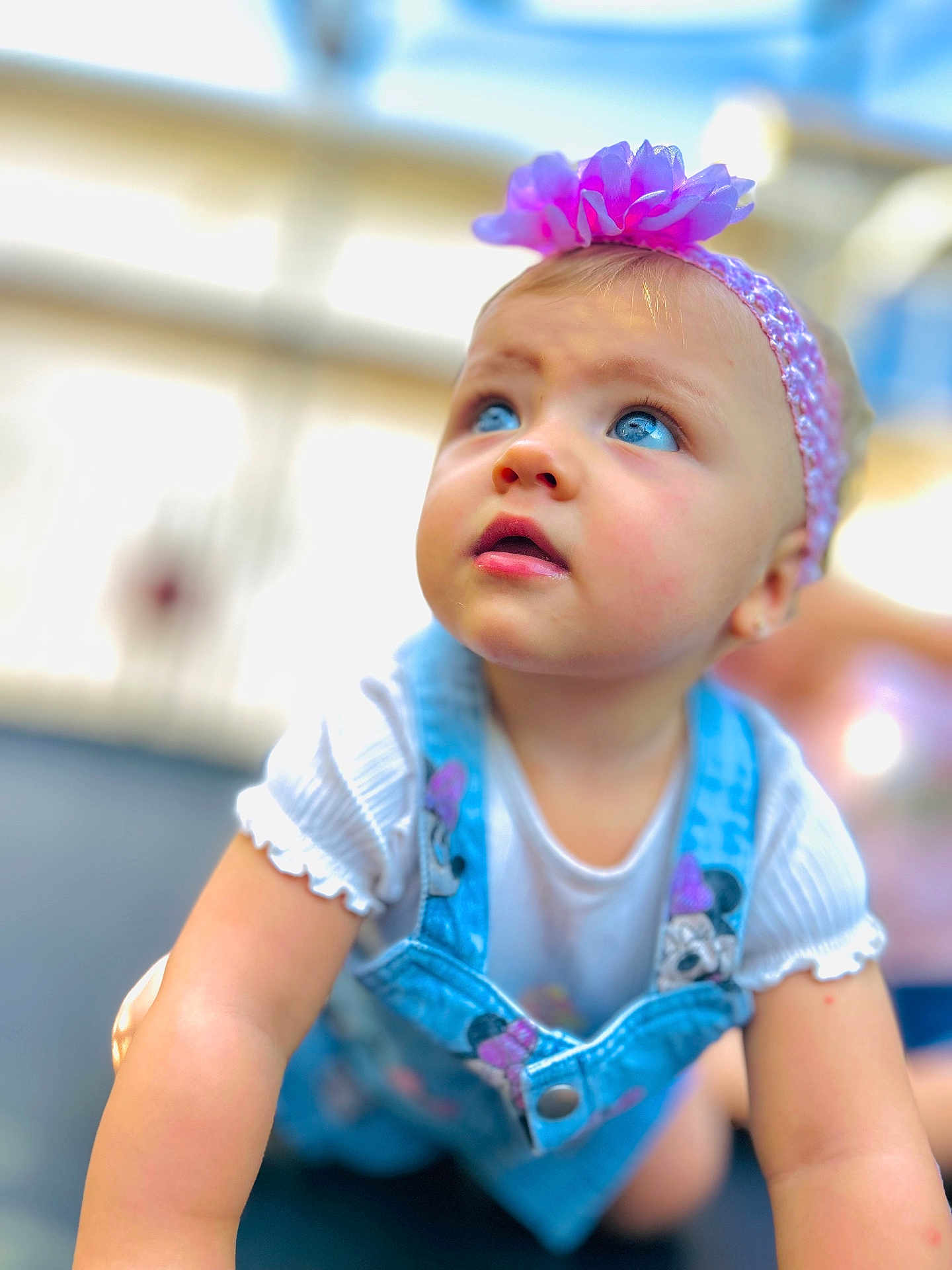 Lorena a rejoint le concours — aidez-le/la à gagner de superbes lots ! baby, child, blue_eyes, headband, pink_flower, denim_overall, cartoon_characters, crawling, curious, cute, infant, portrait, soft_background, outdoor, closeup, skin, person, apparel, expression, young