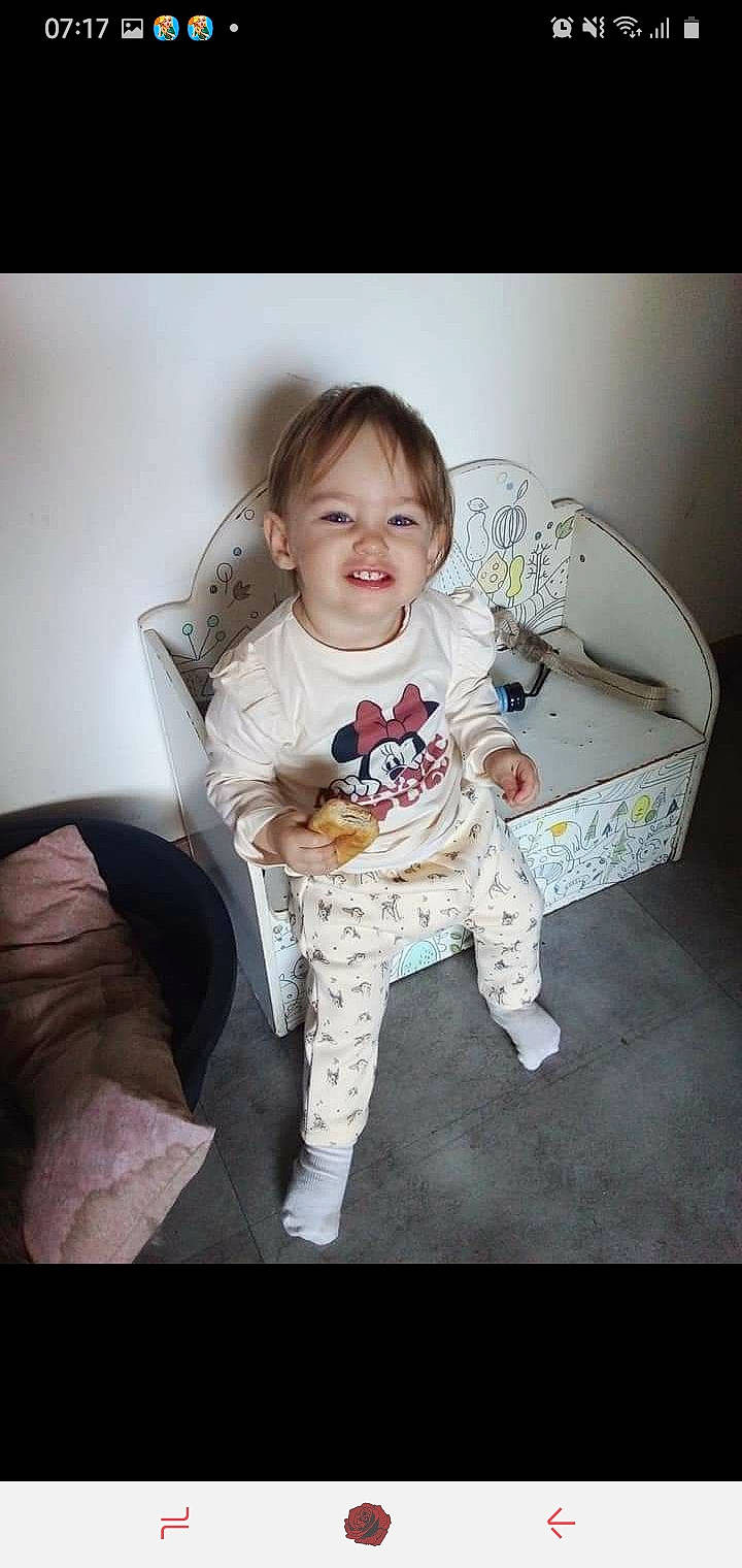 Heather a rejoint le concours — aidez-le/la à gagner de superbes lots ! baby, baby_toddler_clothing, chair, child, comfort, couch, flash_photography, flooring, fun, fur, happy, human_body, joy, knee, outerwear, pattern, person, sitting, sleeve, smile