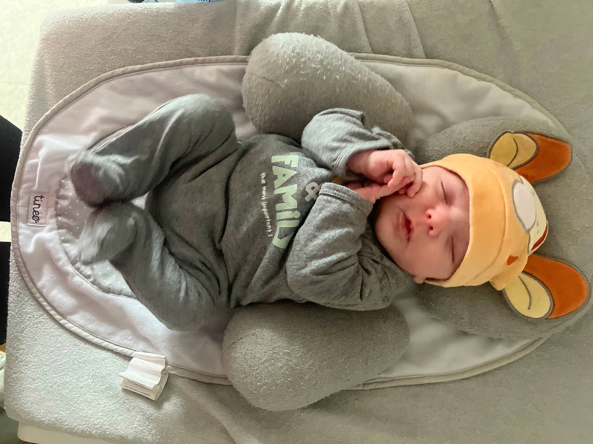 Raphaël a rejoint le concours — aidez-le/la à gagner de superbes lots ! baby, baby_products, baby_safety, baby_sleeping, baby_toddler_clothing, bedtime, car_seat, child, comfort, grey, headwear, infant_bed, linens, nap, person, sitting, sleep, sleeve, toddler