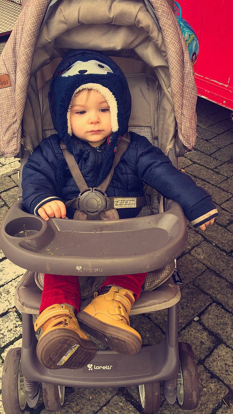 Aléandro participe au concours pour gagner de l'argent avec cette photo : baby, baby_carriage, baby_products, child, person, product, sitting, toddler