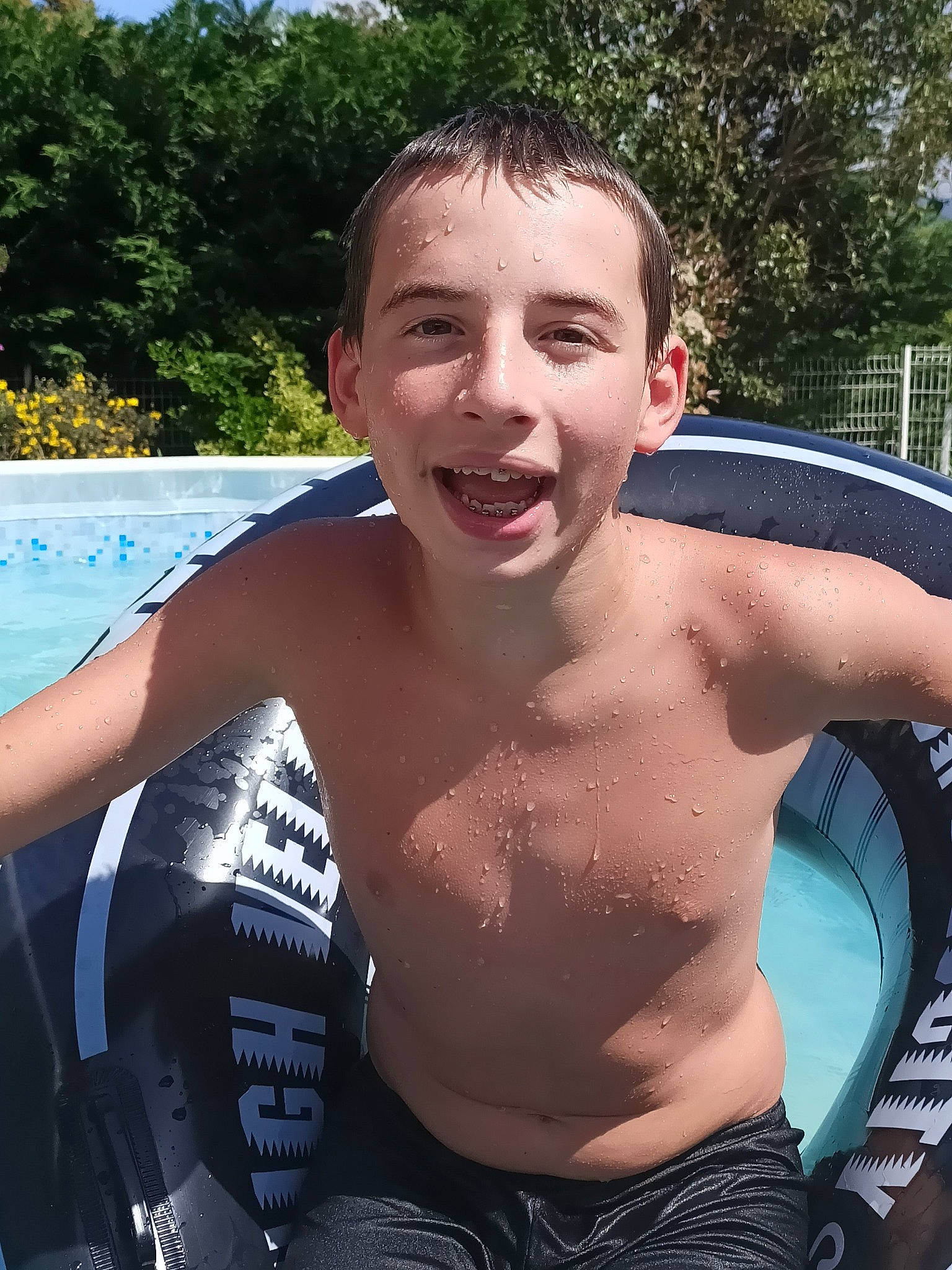 Paul Antoine a rejoint le concours — aidez-le/la à gagner de superbes lots ! barechested, chest, chest_hair, joy, leisure, muscle, person, smile, trunk