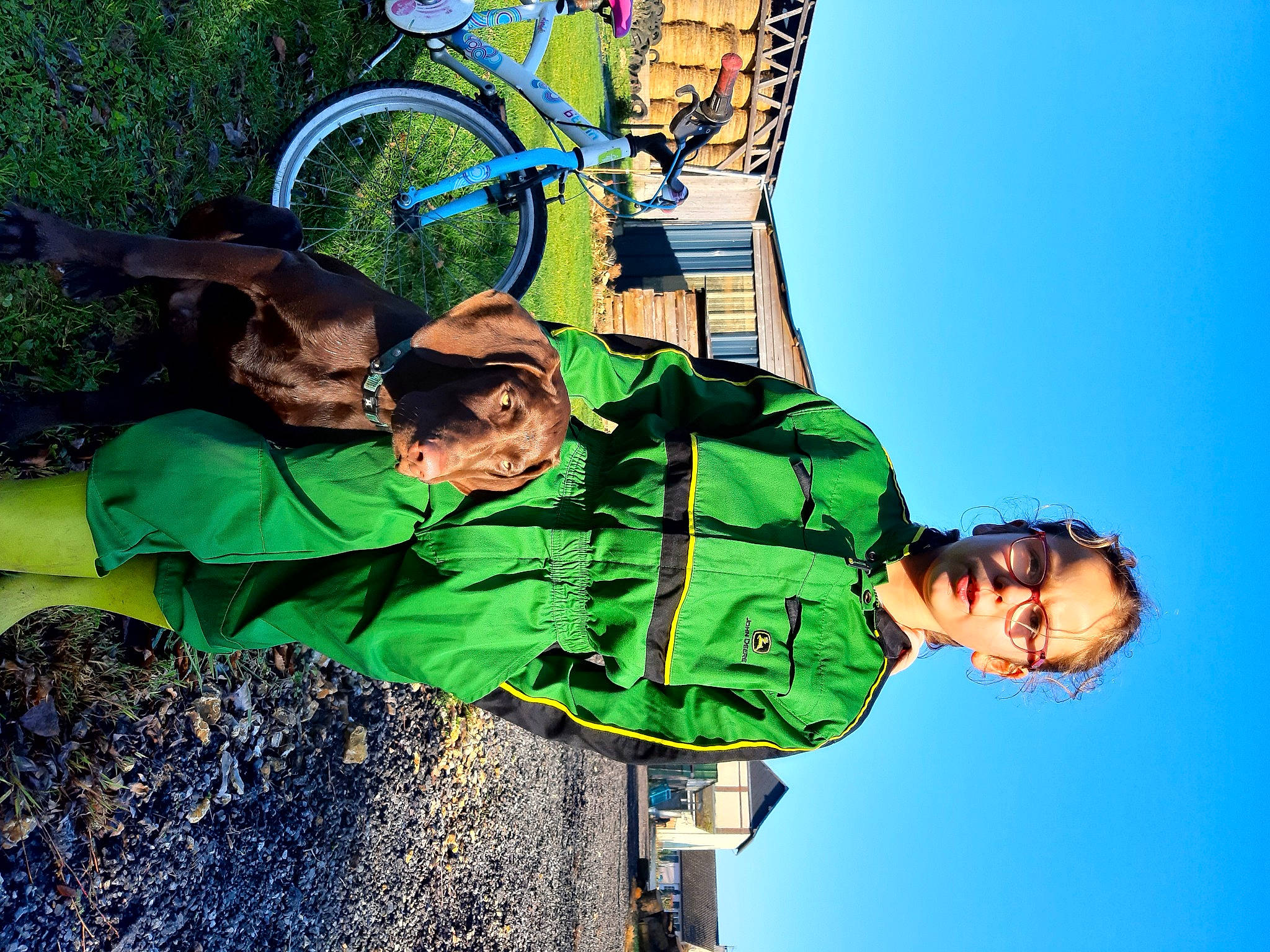 Enola a rejoint le concours — aidez-le/la à gagner de superbes lots ! bicycle, bicycle_fork, bicycle_frame, bicycle_handlebar, bicycle_tire, bicycle_wheel, fun, gesture, grass, green, happy, hat, leisure, people_in_nature, person, recreation, sky, sun_hat, tire, travel