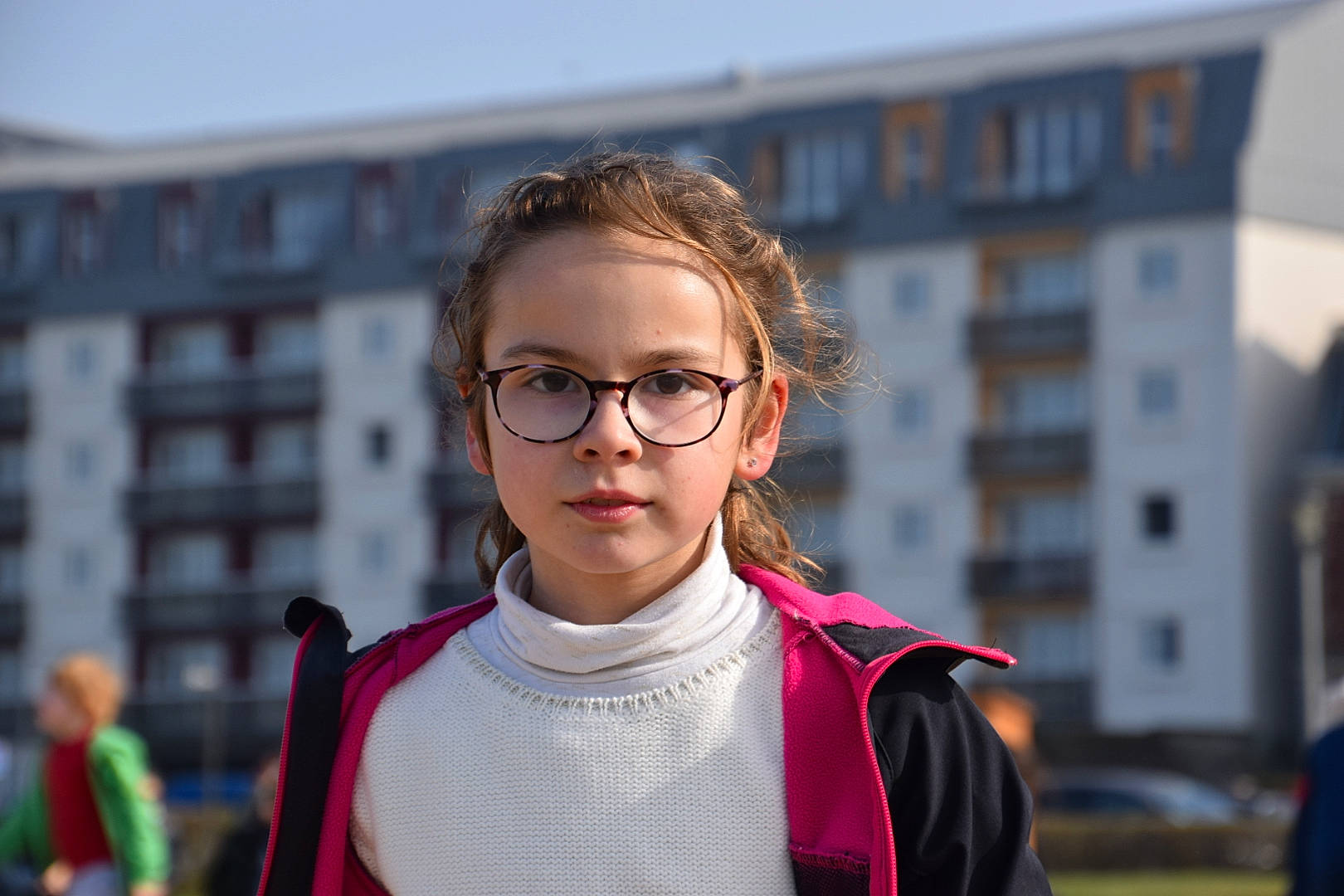 Enola a rejoint le concours — aidez-le/la à gagner de superbes lots ! building, city, daytime, electric_blue, event, eyewear, fun, glasses, happy, jewellery, leisure, person, recreation, sleeve, street_fashion, t_shirt, toddler, tourism, travel, vision_care