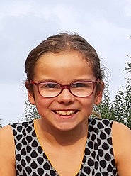 Enola a rejoint le concours — aidez-le/la à gagner de superbes lots ! black_hair, chin, cloud, collar, electric_blue, eyebrow, eyewear, forehead, fun, glasses, hair, happy, jewellery, joy, neck, pattern, person, shoulder, sky, sleeve