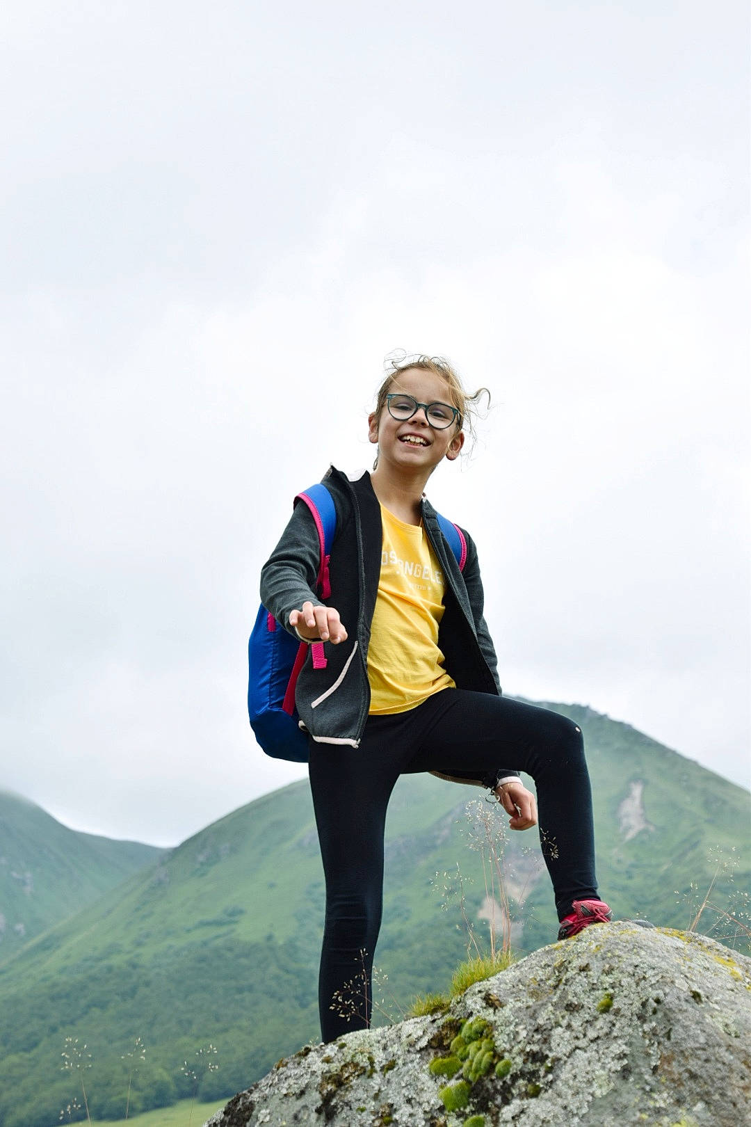 Enola participe au concours pour gagner de l'argent avec cette photo : adventure, cloud, ecoregion, fun, glasses, grassland, happy, highland, hill, joy, landscape, leisure, mountain, mountain_range, mountaineer, mountainous_landforms, people_in_nature, person, recreation, sky