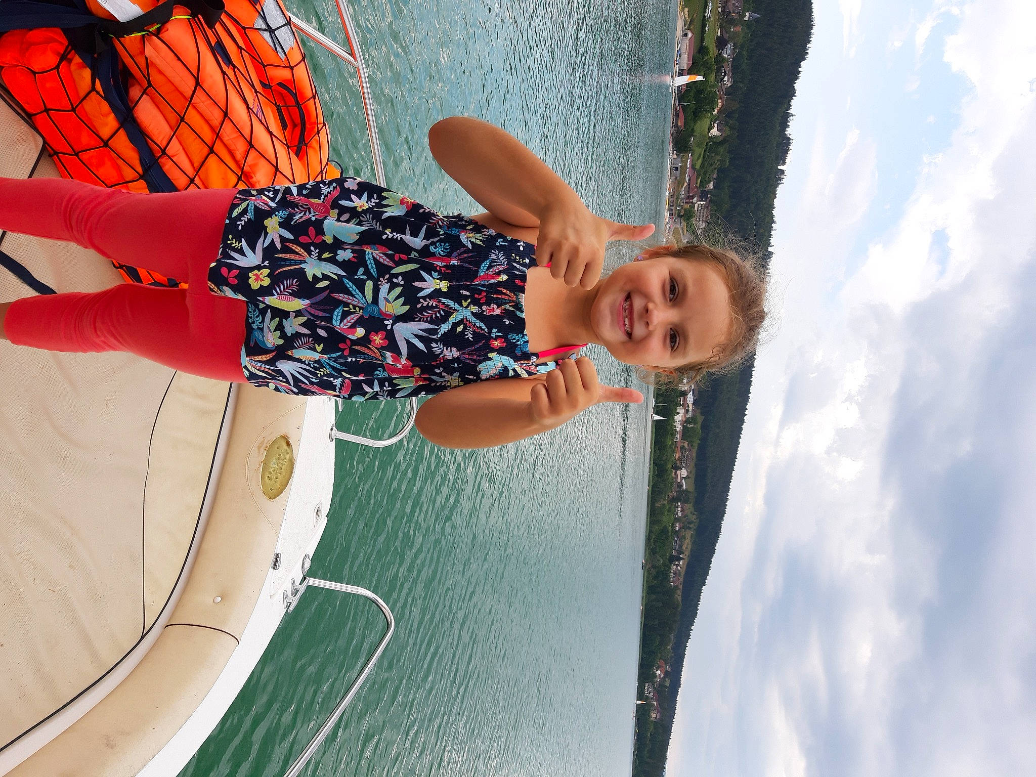 Clara a rejoint le concours — aidez-le/la à gagner de superbes lots ! azure, cloud, elbow, electric_blue, flash_photography, fun, happy, human_leg, joy, lake, leg, leisure, pattern, person, recreation, reflection, sky, smile, thigh, vacation