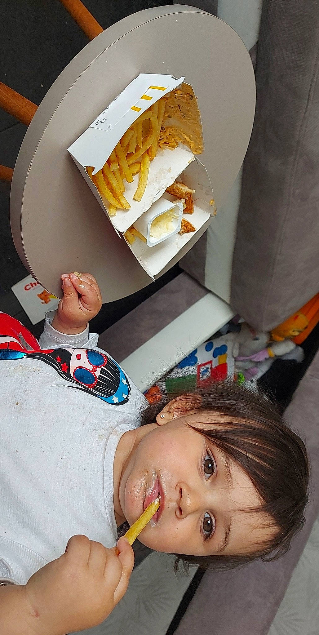 Gina a rejoint le concours — aidez-le/la à gagner de superbes lots ! breakfast, child, comfort, comfort_food, curtain, finger_food, food, fun, happy, junk_food, linens, orange, person, pillow, plate, play, room, t_shirt, toddler, vacation