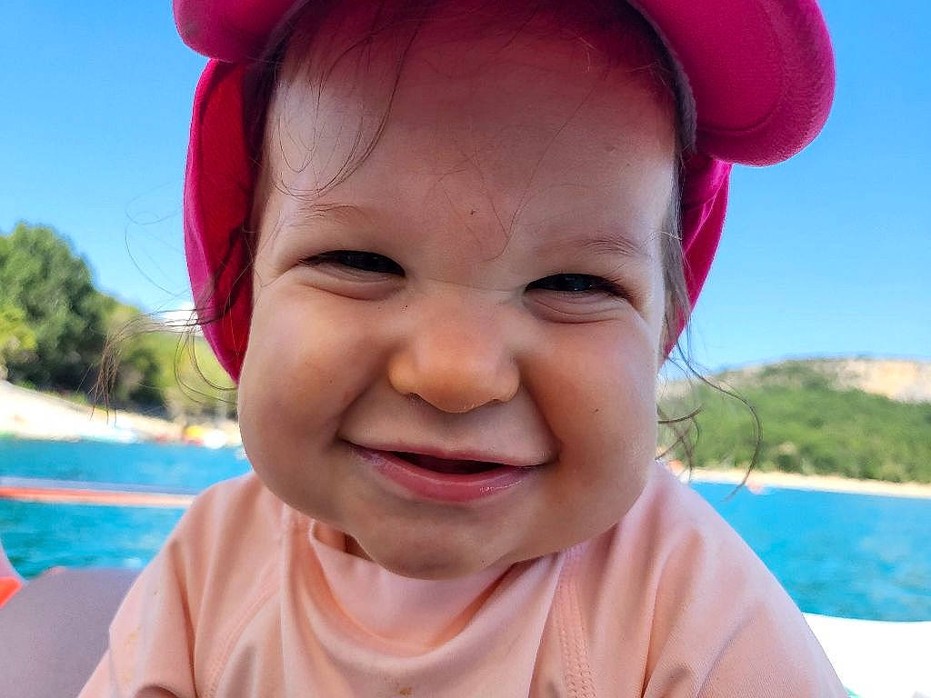 Calie a rejoint le concours — aidez-le/la à gagner de superbes lots ! blue, cheek, chin, eyebrow, happy, hat, head, jaw, joy, leisure, lip, mouth, neck, nose, person, photograph, pink, skin, sky, smile