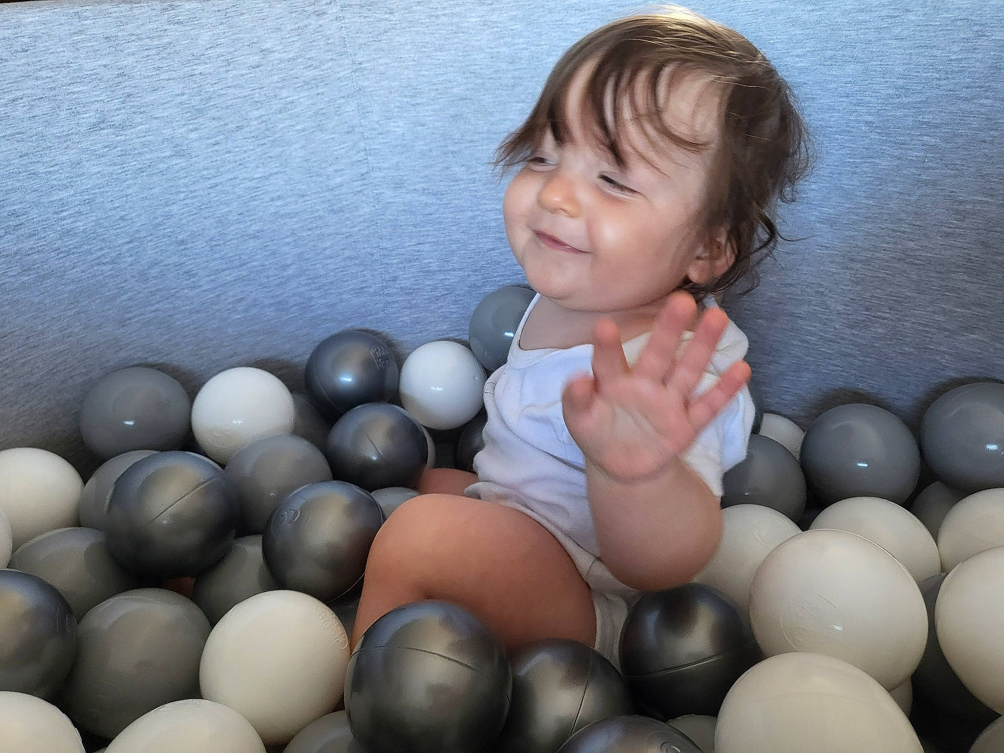 Calie participe au concours pour gagner de l'argent avec cette photo : baby_toddler_clothing, ball, balloon, beauty, blond, child, clothing, denim, electric_blue, event, facial_expression, fun, happy, jeans, person, play, sitting, smile, t_shirt, thumb