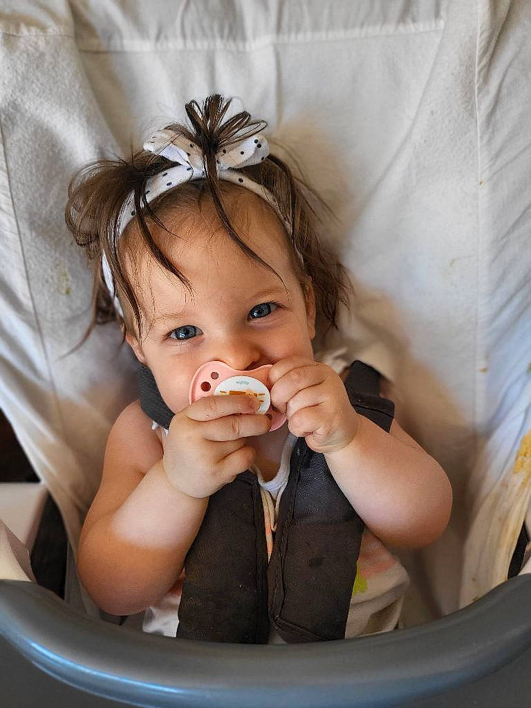 Calie participe au concours pour gagner de l'argent avec cette photo : arm, baby, dress, eye, eyebrow, eyelash, face, facial_expression, flash_photography, gesture, hand, happy, head, iris, lip, organ, person, product, skin, white