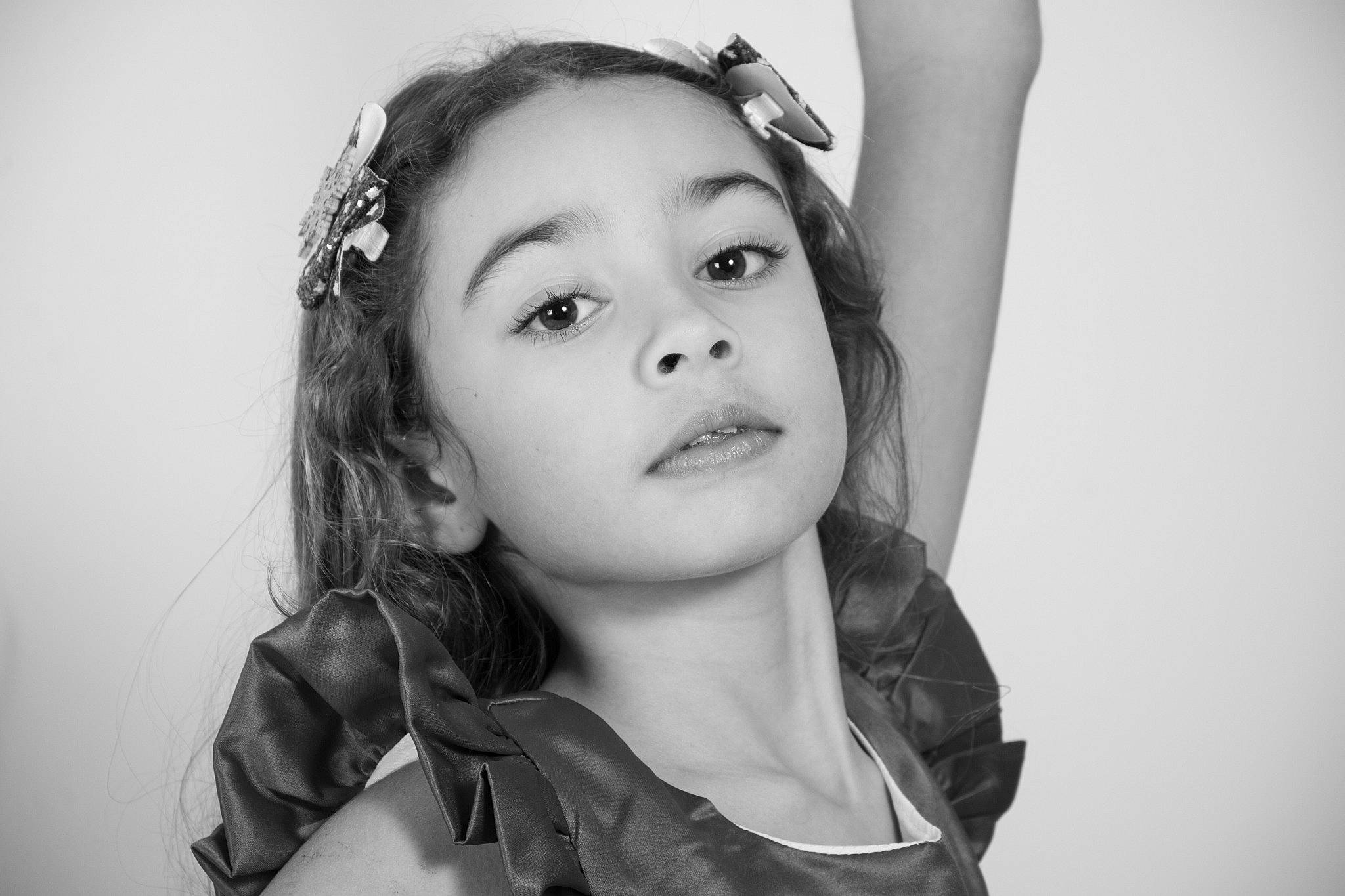 Shéryne participe au concours pour gagner de l'argent avec cette photo : black_and_white, black_hair, ear, eyebrow, eyelash, eyewear, fashion_design, flash_photography, gesture, happy, headpiece, iris, jaw, lip, long_hair, monochrome, monochrome_photography, neck, person, shoulder