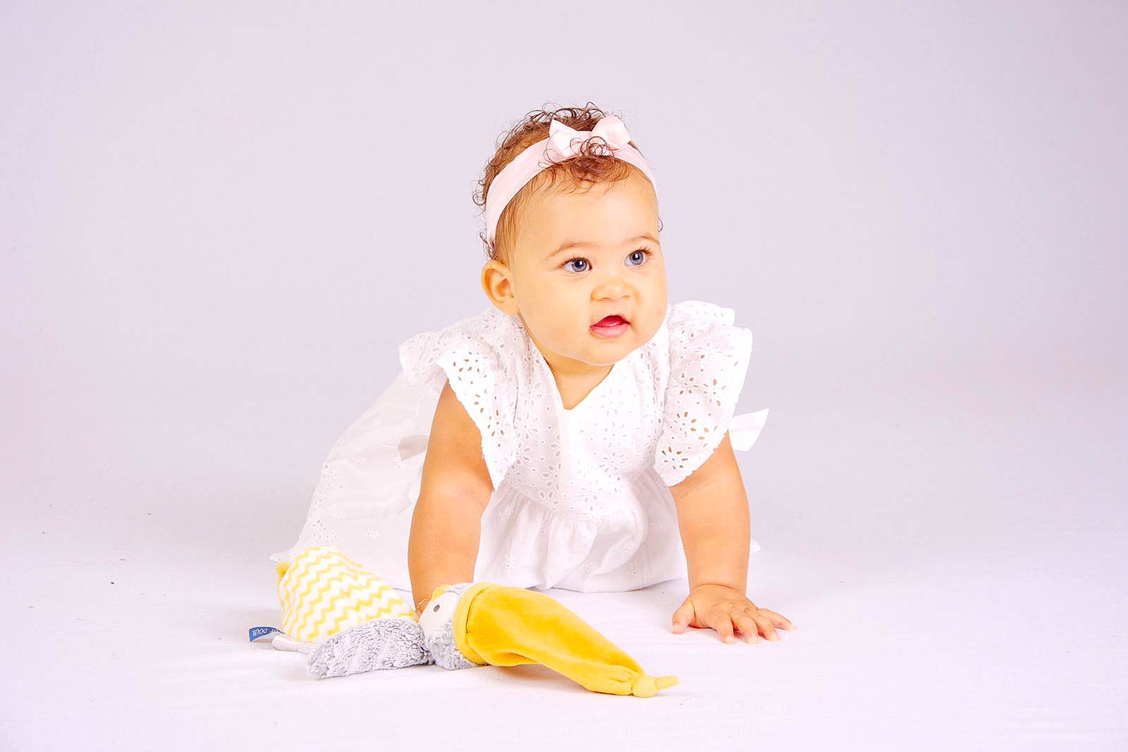 Myla a rejoint le concours — aidez-le/la à gagner de superbes lots ! baby, baby_toddler_clothing, child, child_model, costume, footwear, hair_accessory, headband, headgear, headpiece, person, photo_shoot, photography, portrait, portrait_photography, shoe, sitting, skin, toddler, white