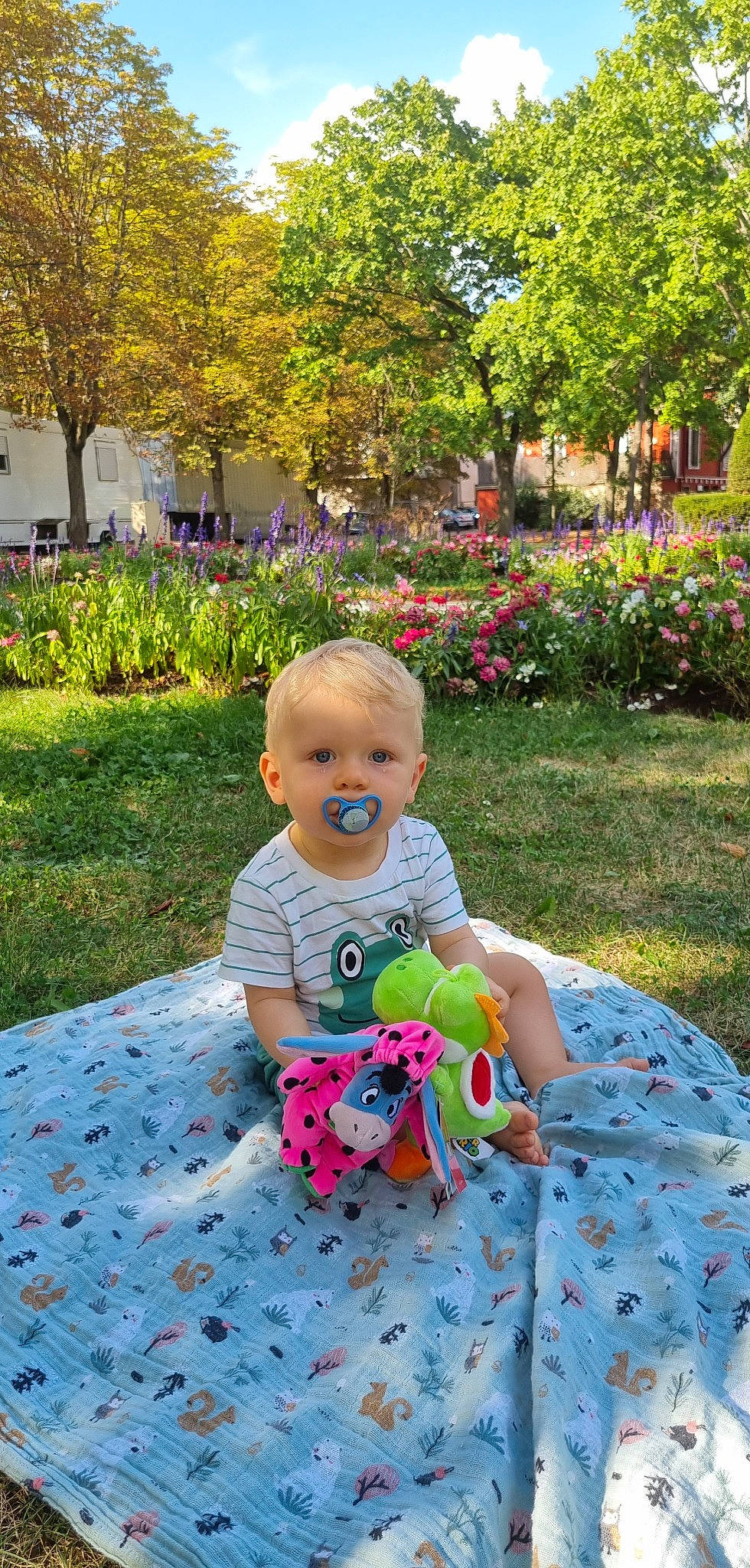 Maëlann participe au concours pour gagner de l'argent avec cette photo : baby, baby_toddler_clothing, botany, child, dress, flower, fun, grass, happy, leaf, leisure, morning, nature, people_in_nature, person, pink, plant, summer, sunlight, toddler