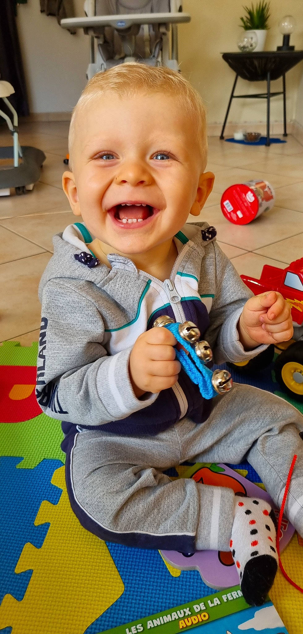 Maëlann a rejoint le concours — aidez-le/la à gagner de superbes lots ! baby, baby_products, baby_toddler_clothing, cheek, child, eye, finger, flooring, fun, hand, happy, head, mouth, nose, person, sitting, skin, smile, thumb, toddler