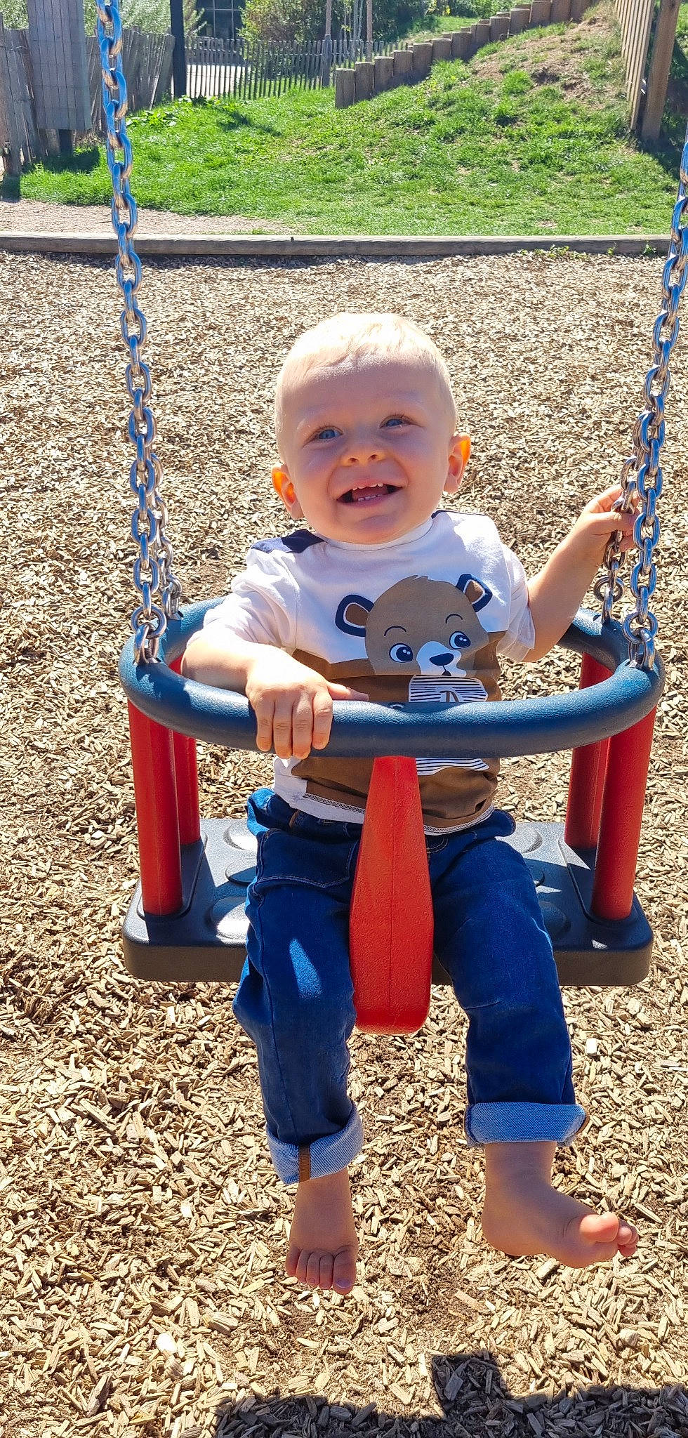 Maëlann a rejoint le concours — aidez-le/la à gagner de superbes lots ! baby, baby_toddler_clothing, balance, blue, child, city, electric_blue, fun, happy, leisure, outdoor_play_equipment, person, play, playground, recreation, sitting, smile, swing, toddler, vacation