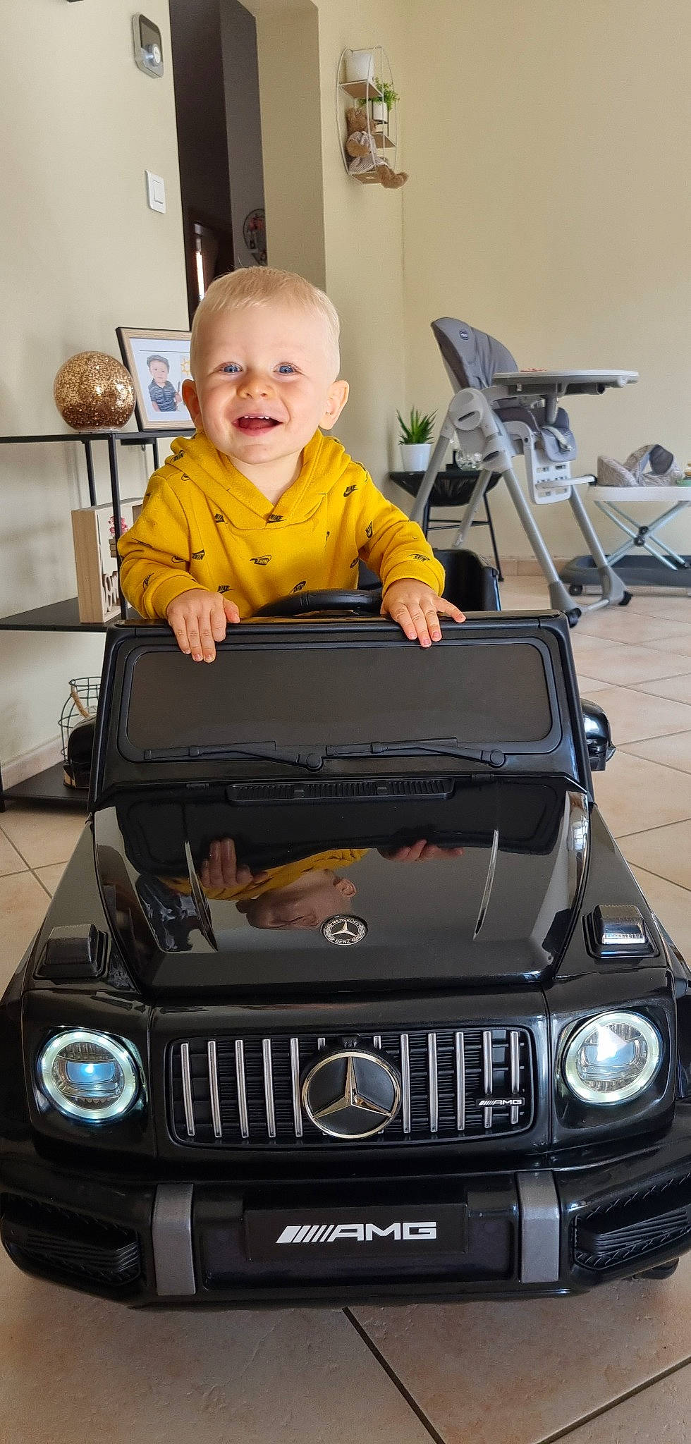 Maëlann a rejoint le concours — aidez-le/la à gagner de superbes lots ! automotive_design, automotive_exterior, automotive_fog_light, automotive_lighting, automotive_tire, bumper, car, fender, grille, headlamp, hood, land_vehicle, motor_vehicle, person, personal_luxury_car, photograph, smile, tire, toddler, vehicle