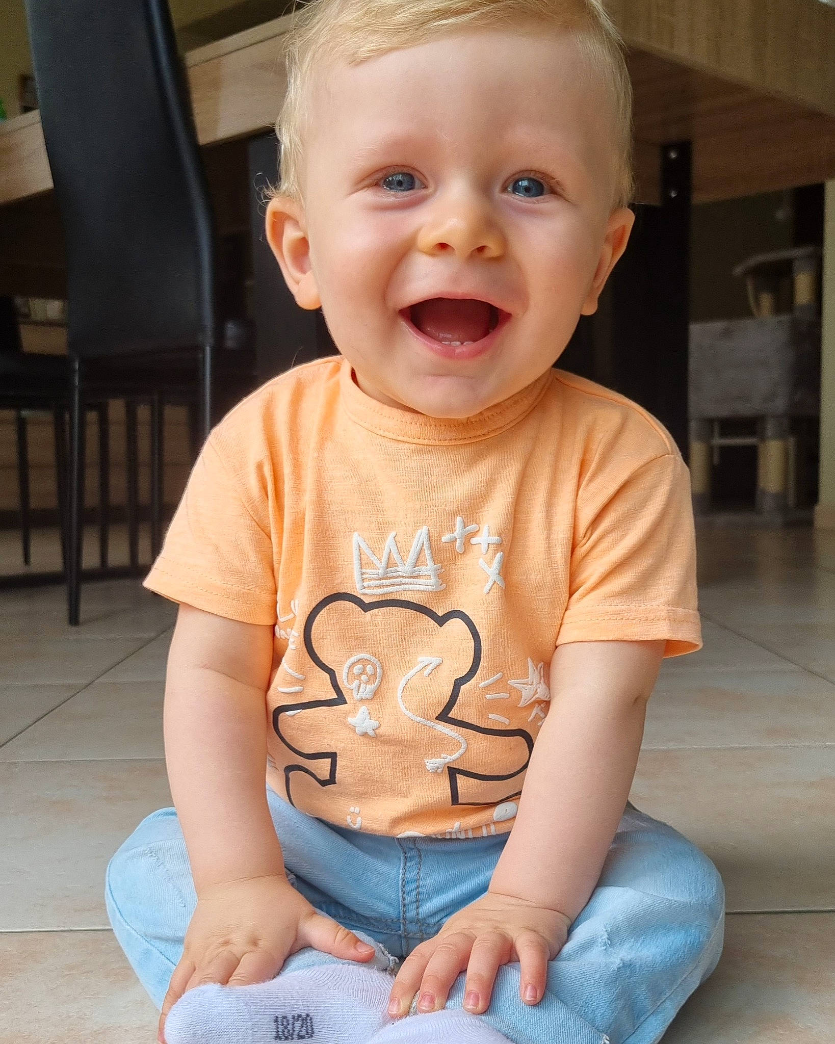 Maëlann a rejoint le concours — aidez-le/la à gagner de superbes lots ! baby, baby_toddler_clothing, cheek, eye, flooring, hair, happy, iris, jeans, joint, knee, lip, mouth, neck, nose, person, skin, sleeve, smile, t_shirt