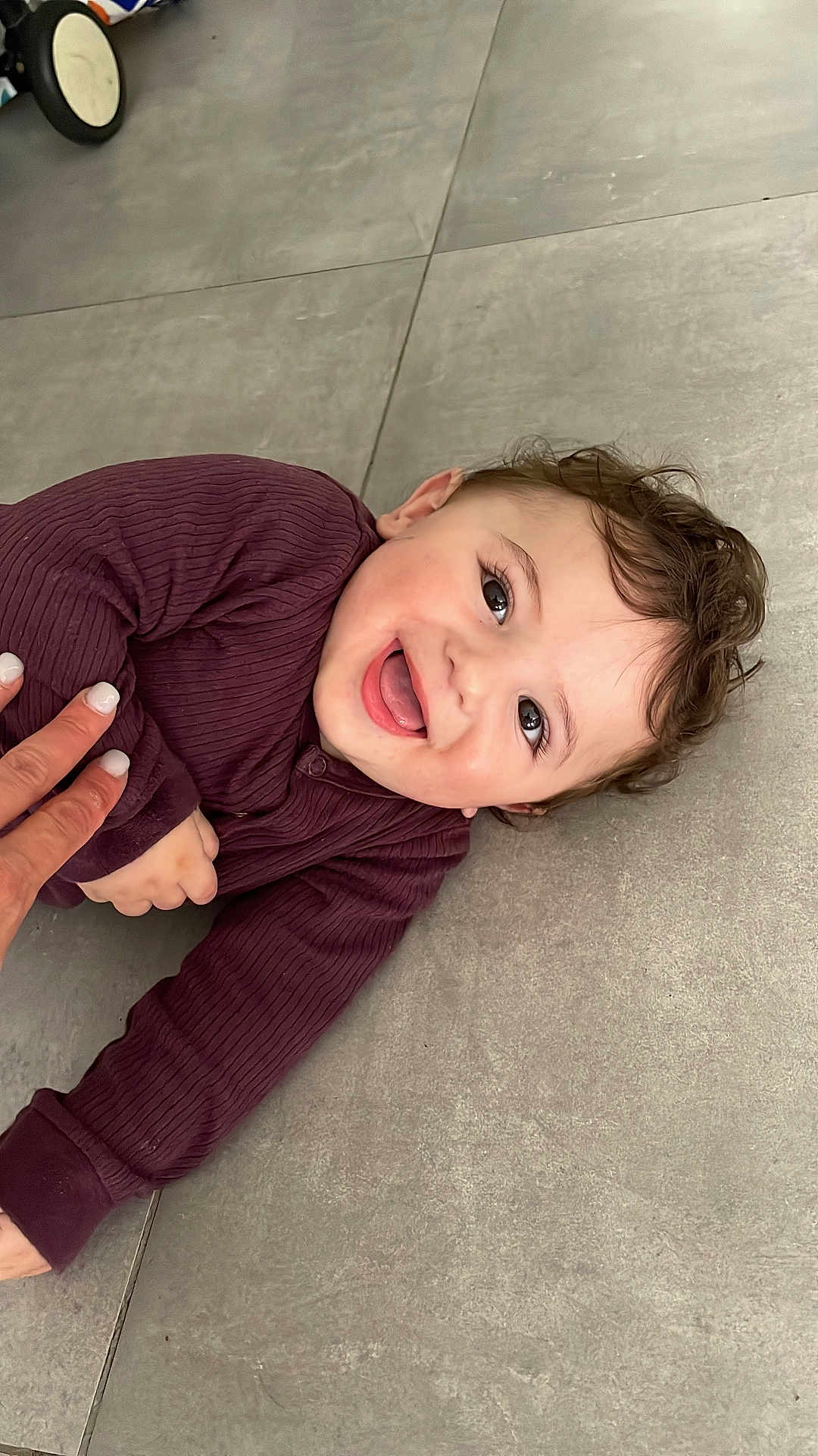 Lyvaï participe au concours pour gagner de l'argent avec cette photo : baby, child, smile, happy, floor, tile, hand, clothing, maroon, person, cute, infant, skin, face, eyes, hair, playful, lying_down, indoors, expression