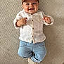 Izak a rejoint le concours — aidez-le/la à gagner de superbes lots ! baby, child, smiling, cap, happy, shirt, striped, jeans, shoes, lying_down, rug, textured_rug, indoor, cute, happy_expression, infant, casual_clothing, portrait, person, floor