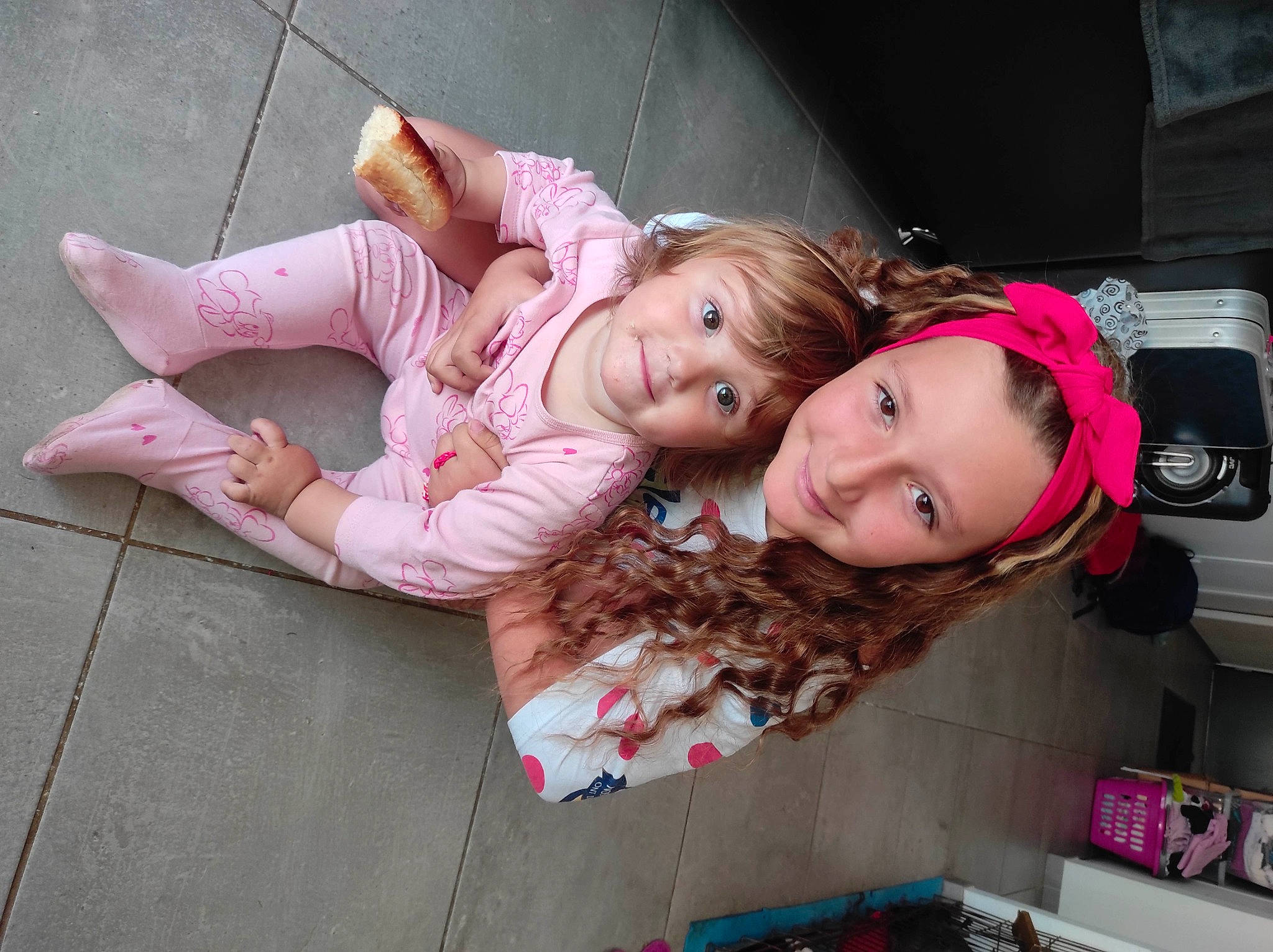 Lyana participe au concours pour gagner de l'argent avec cette photo : blond, brown_hair, child, facial_expression, flash_photography, fun, fur, hairstyle, happy, human_leg, joy, lip, long_hair, magenta, person, pink, plant, sitting, skin, smile