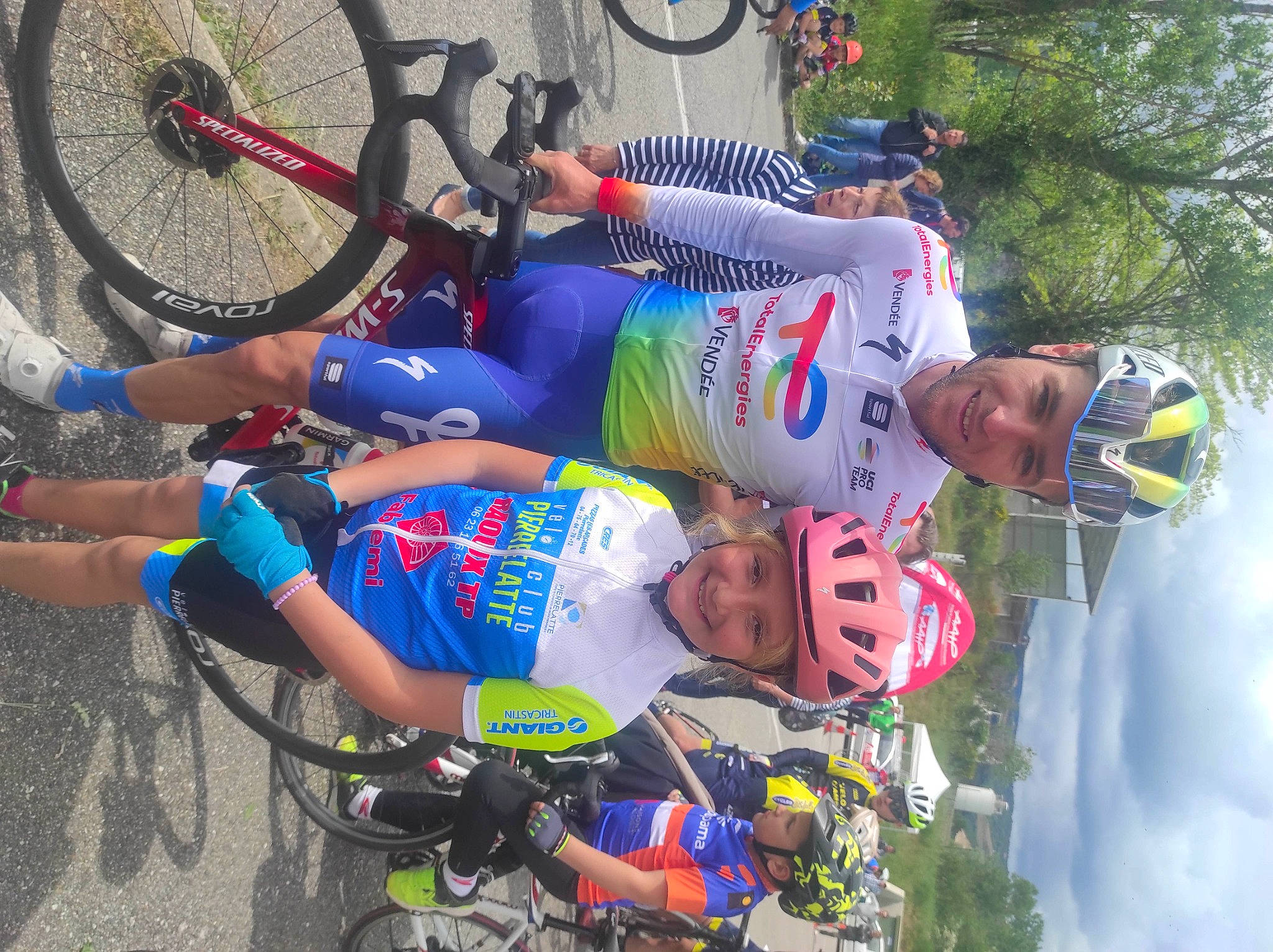 Lyana participe au concours pour gagner de l'argent avec cette photo : bicycle, bicycle_accessory, bicycle_clothing, bicycle_fork, bicycle_frame, bicycle_handlebar, bicycle_helmet, bicycle_jersey, bicycle_tire, bicycle_wheel, bicycles_equipment_and_supplies, crankset, cycling_shorts, headwear, helmet, joy, person, shorts, sports_equipment, tire