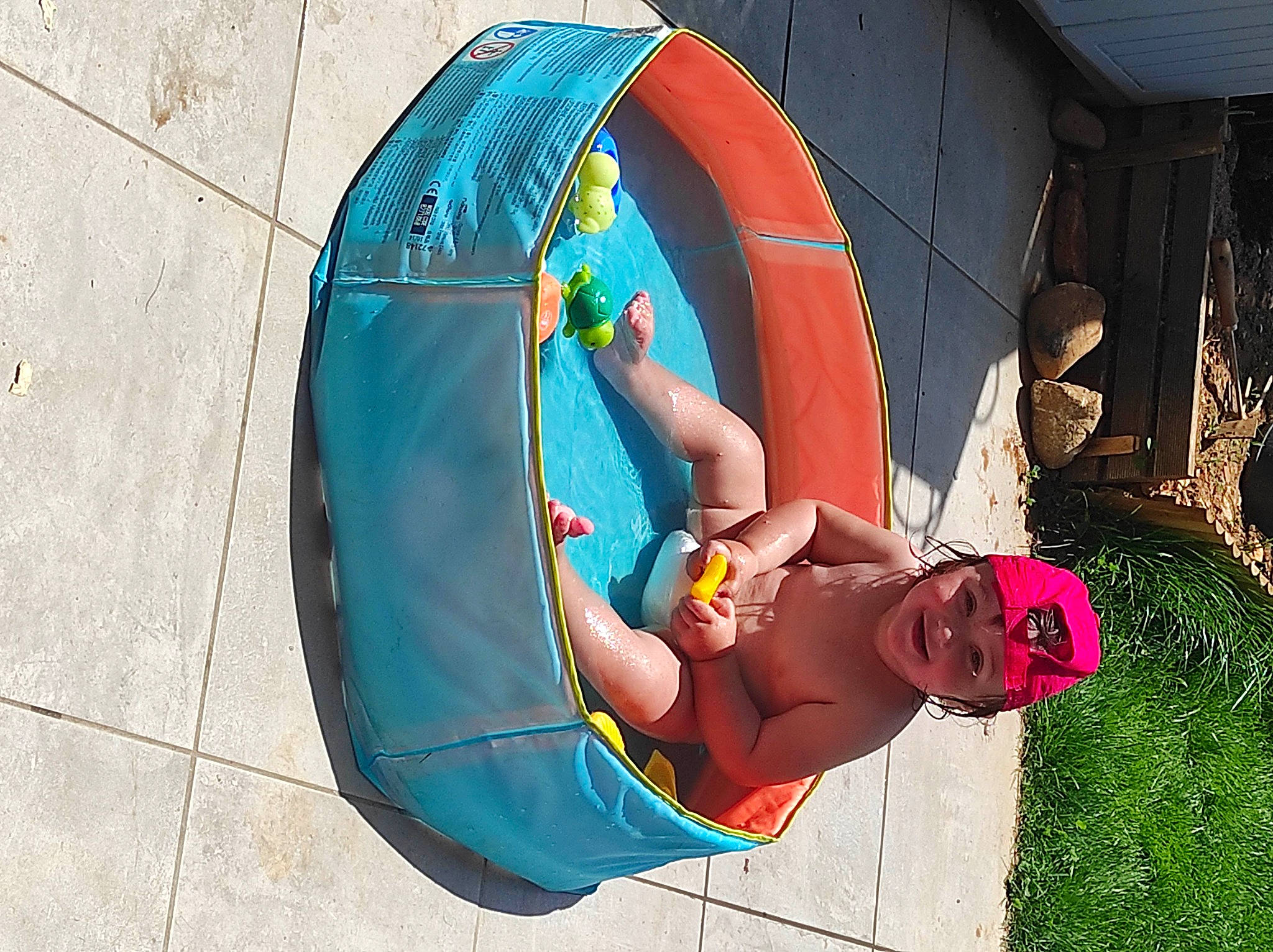 Naëlya participe au concours pour gagner de l'argent avec cette photo : art, baby_products, child, electric_blue, eyewear, fashion_accessory, fun, happy, headwear, joy, leisure, magenta, outdoor_play_equipment, person, personal_protective_equipment, plant, play, recreation, smile, swimwear