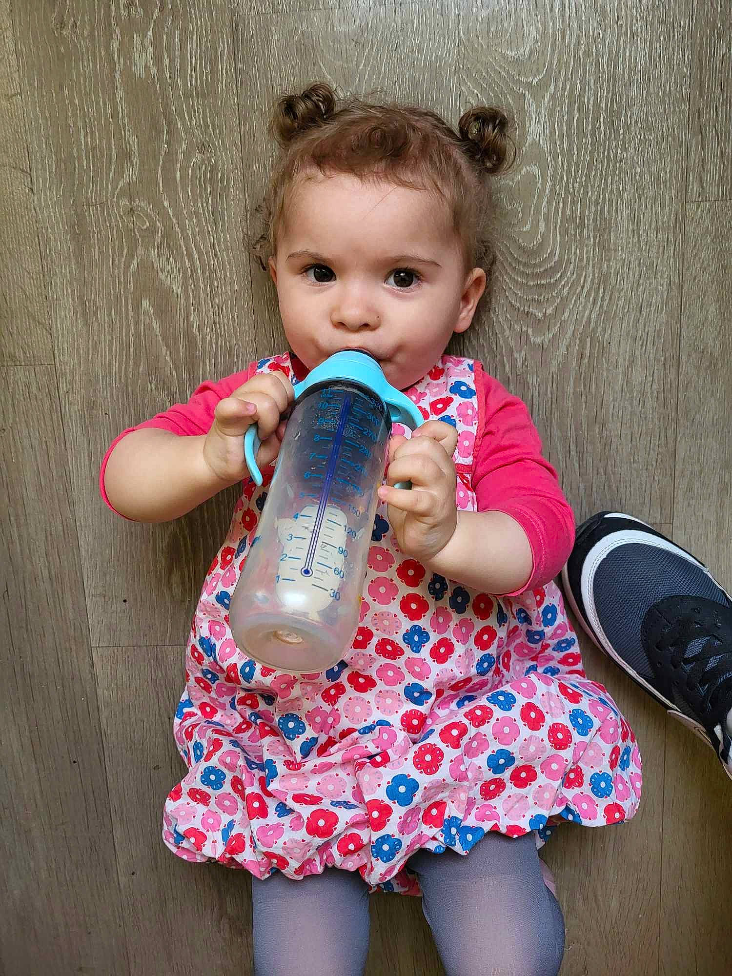 Léa a rejoint le concours — aidez-le/la à gagner de superbes lots ! arm, baby_toddler_clothing, clothing, dress, eye, finger, gesture, hair, hand, happy, head, human_body, joint, nail, person, pink, purple, skin, thumb, toddler