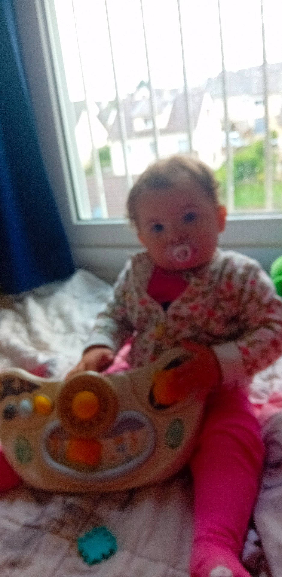 Léa Tischer a rejoint le concours — aidez-le/la à gagner de superbes lots ! baby, baby_products, baby_toddler_clothing, baby_toys, cheek, child, comfort, curtain, eye, flooring, fun, mouth, person, play, room, sitting, skin, smile, toddler, toy