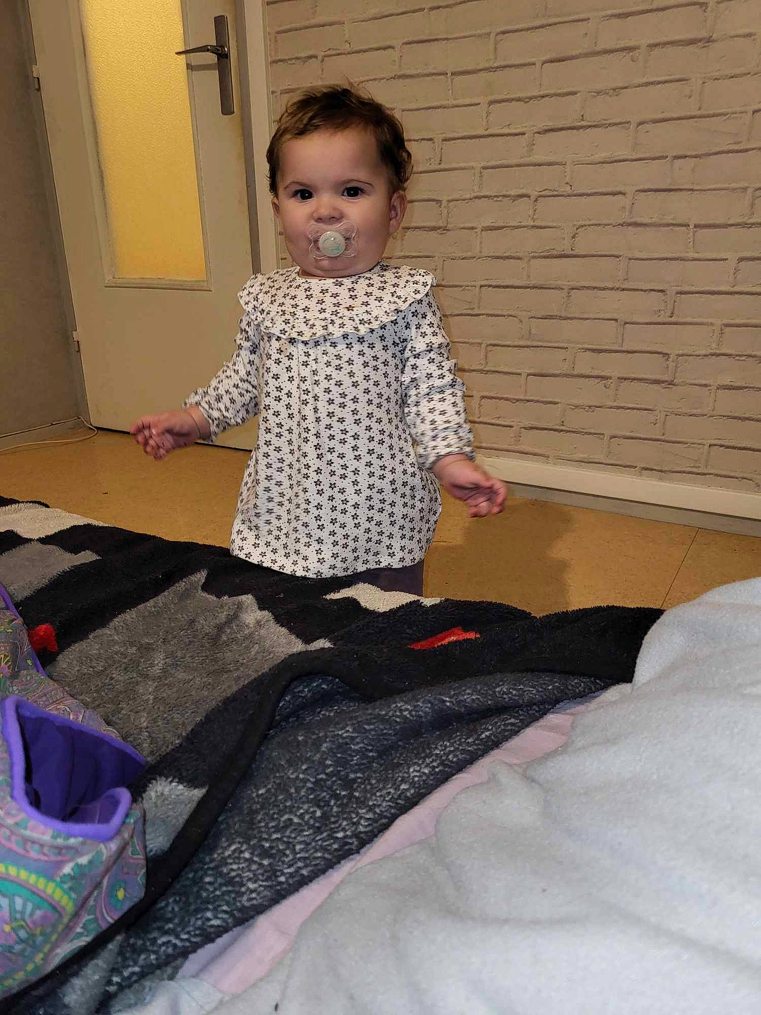 Léa Tischer participe au concours pour gagner de l'argent avec cette photo : baby_toddler_clothing, barefoot, child, comfort, door, floor, flooring, fun, hardwood, human_leg, joint, knee, linens, pattern, person, sitting, sleeve, t_shirt, textile, toddler