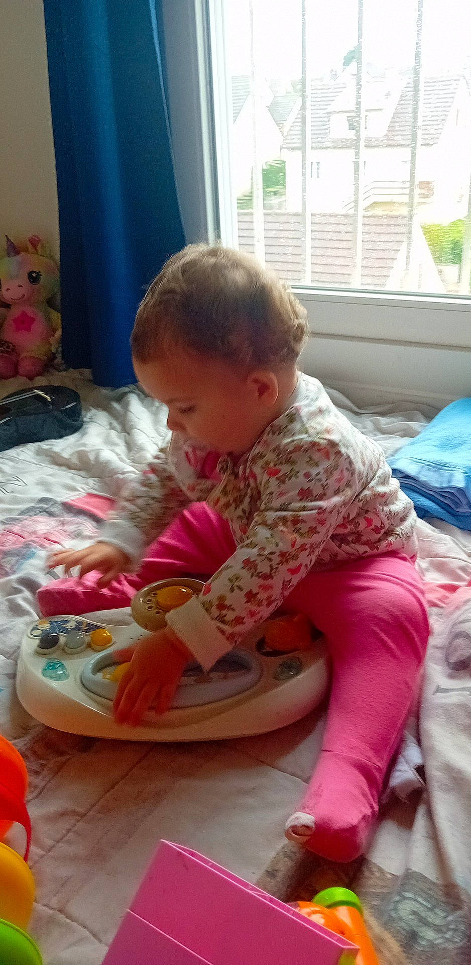 Léa Tischer a rejoint le concours — aidez-le/la à gagner de superbes lots ! baby, baby_products, baby_toddler_clothing, baby_toys, child, comfort, curtain, flooring, fun, head, person, play, room, sitting, t_shirt, toddler, toy, vacation, window, wood