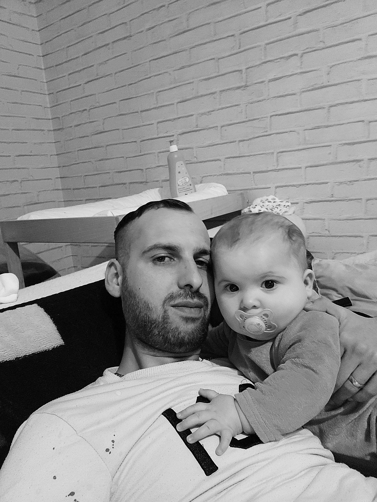 Lea a rejoint le concours — aidez-le/la à gagner de superbes lots ! baby, beard, black_and_white, child, facial_hair, flash_photography, fun, gesture, hairstyle, happy, monochrome, monochrome_photography, person, portrait_photography, sitting, stock_photography, street, style, toddler, vintage_clothing