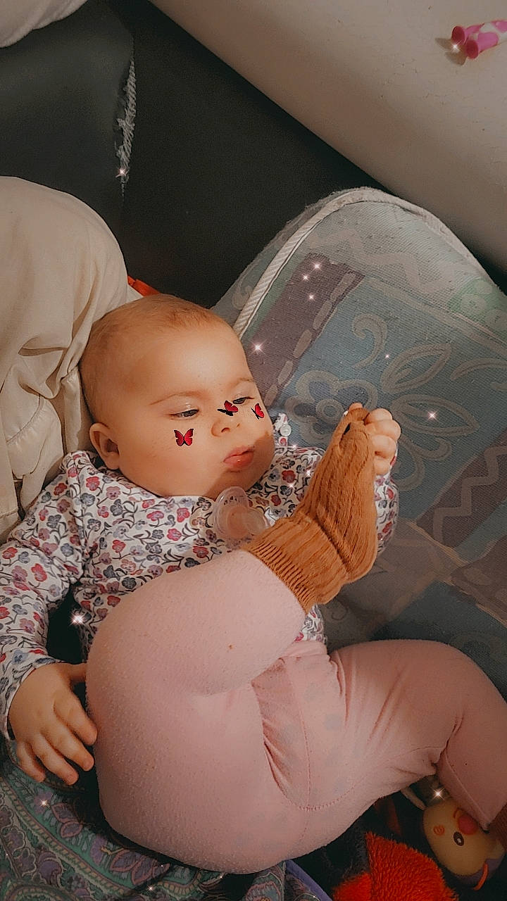 Lea a rejoint le concours — aidez-le/la à gagner de superbes lots ! abdomen, baby, chest, child, comfort, elbow, flash_photography, gesture, human_leg, joint, knee, lap, mouth, nail, person, shoulder, skin, stomach, thigh, toddler