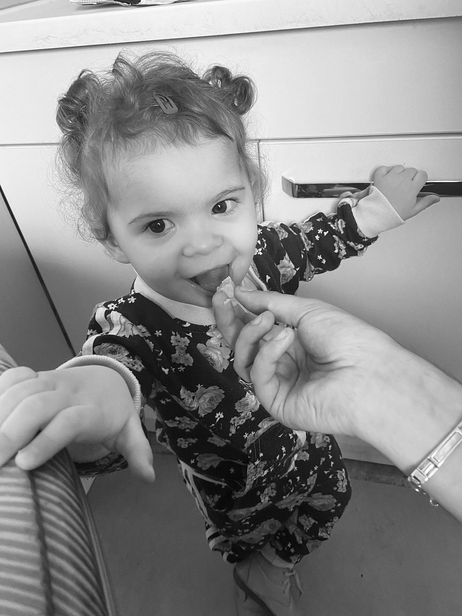 Léa a rejoint le concours — aidez-le/la à gagner de superbes lots ! black, black_and_white, eye, eyelash, finger, gesture, hairstyle, hand, happy, iris, joint, monochrome, monochrome_photography, nail, person, shoulder, smile, standing, style, thumb