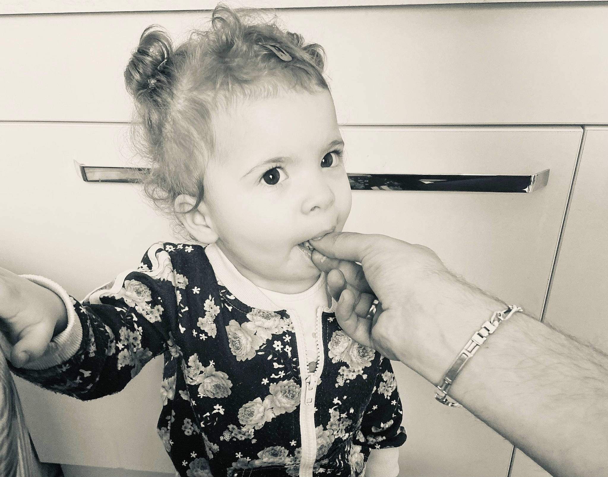 Léa participe au concours pour gagner de l'argent avec cette photo : arm, cheek, ear, eyebrow, eyelash, face, flash_photography, hair, hand, happy, head, iris, lip, mouth, neck, nose, person, shoulder, skin, sleeve