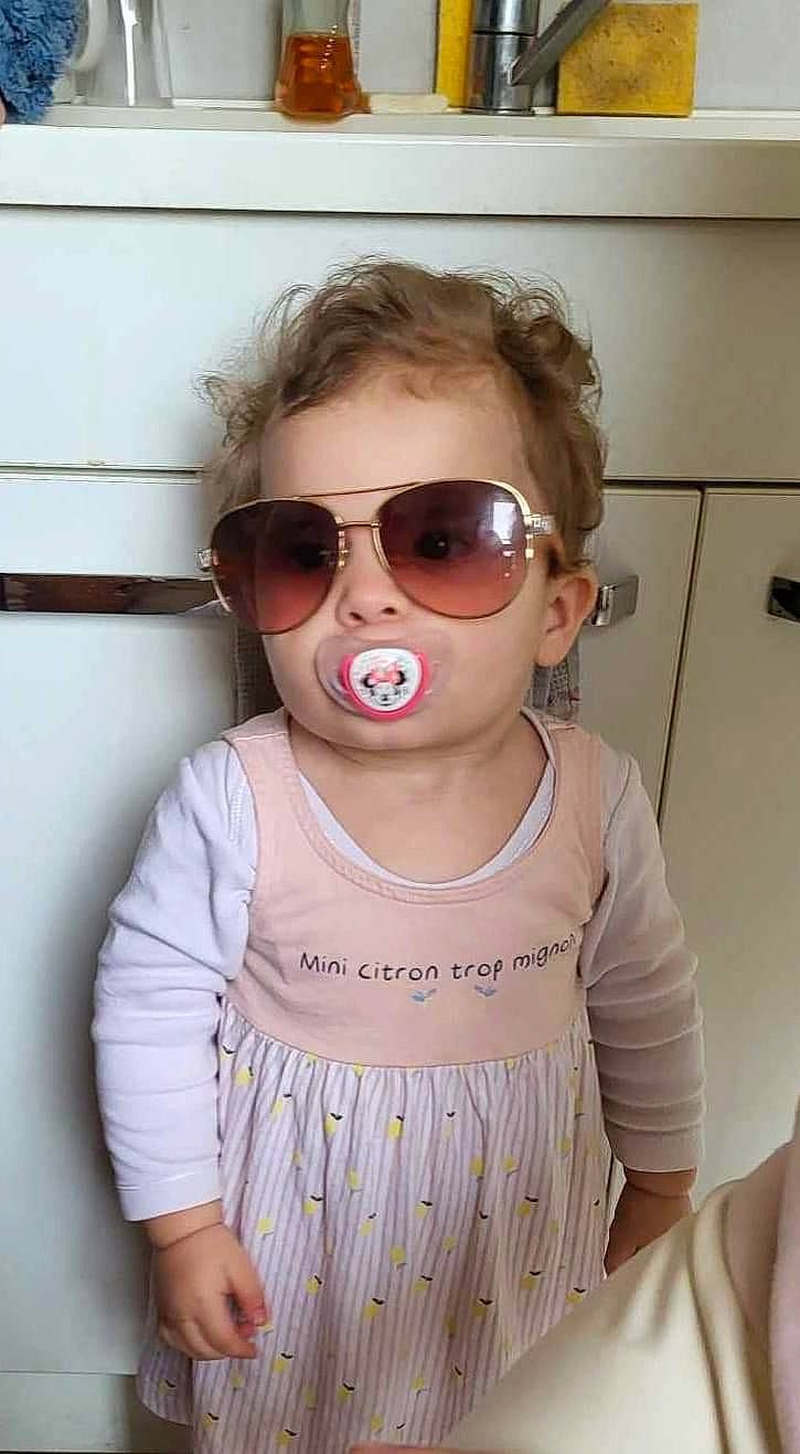 Léa participe au concours pour gagner de l'argent avec cette photo : baby, baby_toddler_clothing, cheek, child, cool, eye_glass_accessory, eyelash, eyewear, glasses, goggles, happy, lip, mouth, person, personal_protective_equipment, pink, skin, sleeve, sunglasses, toddler