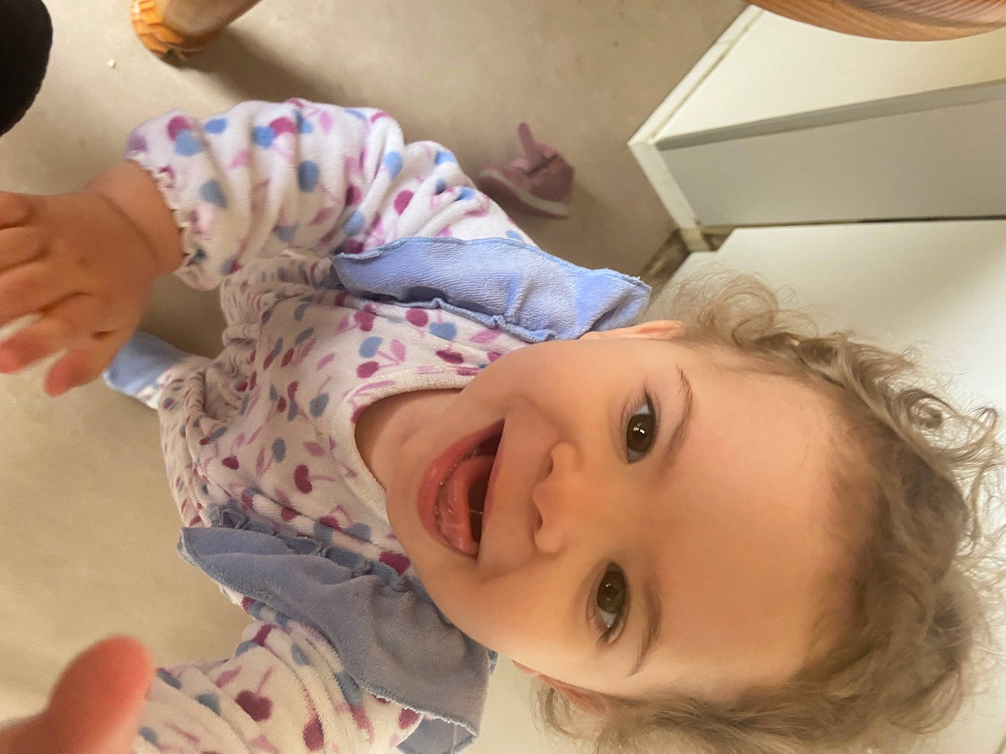 Léa participe au concours pour gagner de l'argent avec cette photo : baby, baby_toddler_clothing, cheek, child, comfort, eyelash, flooring, fun, happy, human, iris, joy, leisure, lip, mouth, nose, person, plant, skin, smile