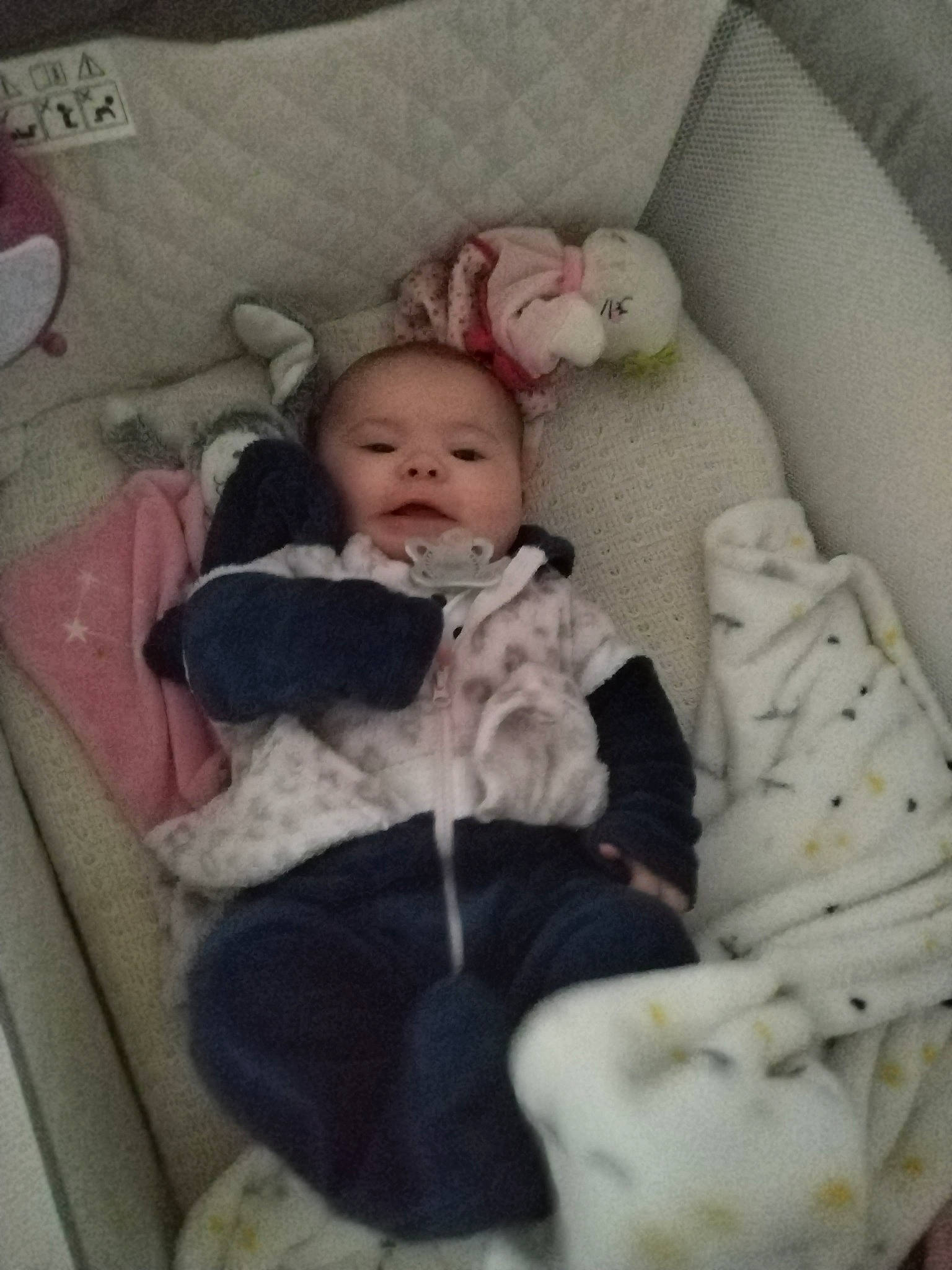 Léa a rejoint le concours — aidez-le/la à gagner de superbes lots ! baby, baby_products, baby_sleeping, baby_toddler_clothing, chair, cheek, child, comfort, fur, infant_bed, lap, leg, linens, nap, person, room, sitting, sleeve, stuffed_toy, toddler