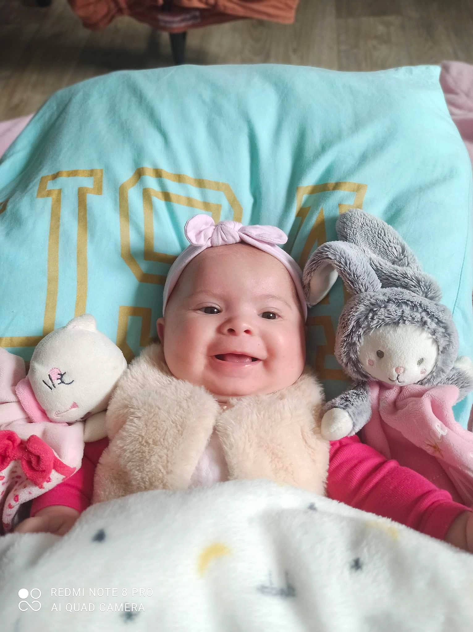 Léa a rejoint le concours — aidez-le/la à gagner de superbes lots ! baby, baby_sleeping, baby_toddler_clothing, bed, child, comfort, eye, happy, headgear, headwear, joy, linens, person, pink, product, skin, smile, stuffed_toy, teddy_bear, textile