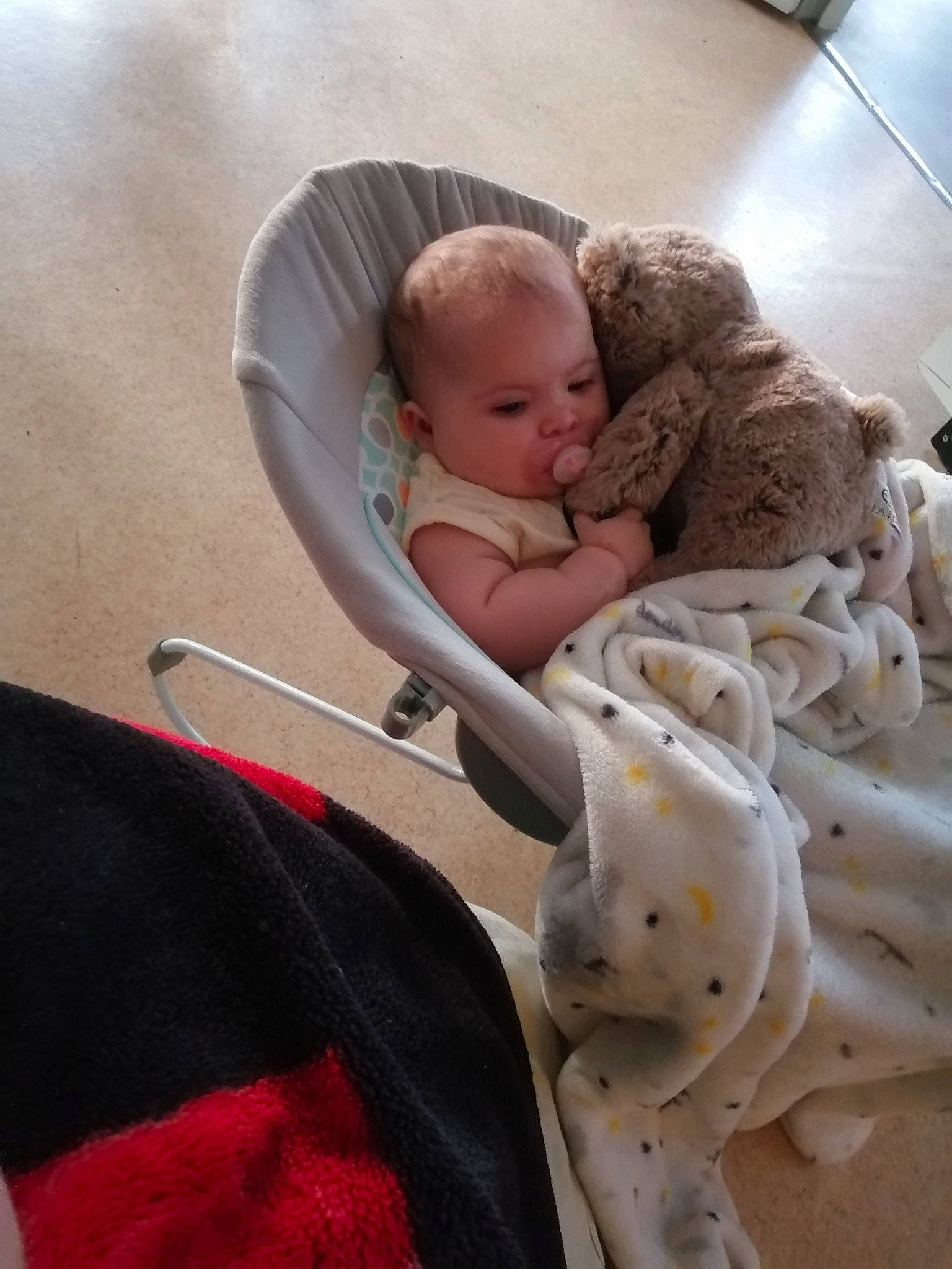 Léa a rejoint le concours — aidez-le/la à gagner de superbes lots ! baby, baby_carriage, baby_products, baby_safety, baby_sleeping, bedding, car_seat, child, comfort, fawn, flooring, fun, fur, human_body, human_leg, infant_bed, linens, person, sitting, skin