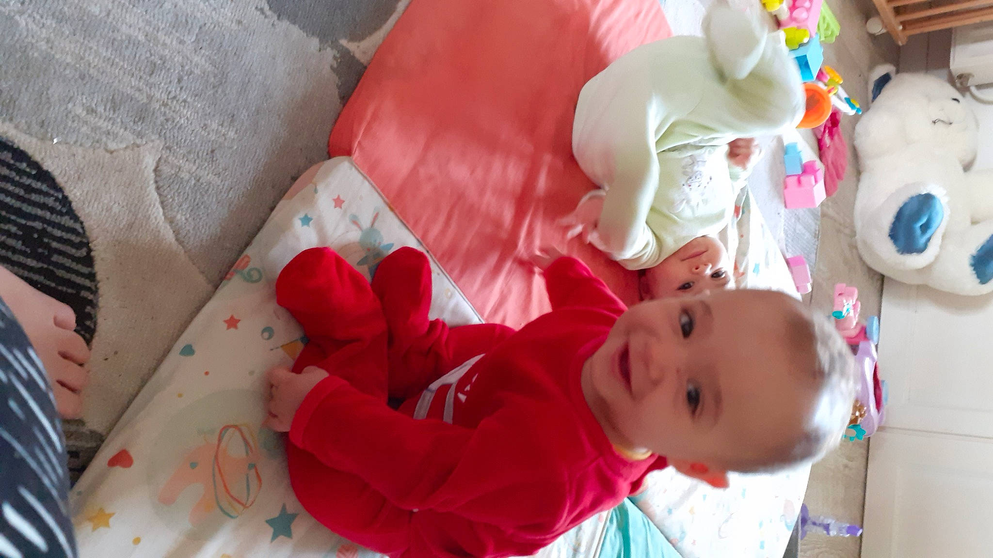 Lyam participe au concours pour gagner de l'argent avec cette photo : baby, baby_products, baby_toddler_clothing, carmine, child, comfort, couch, event, fun, happy, joy, pattern, person, pink, play, room, skin, smile, stuffed_toy, toddler