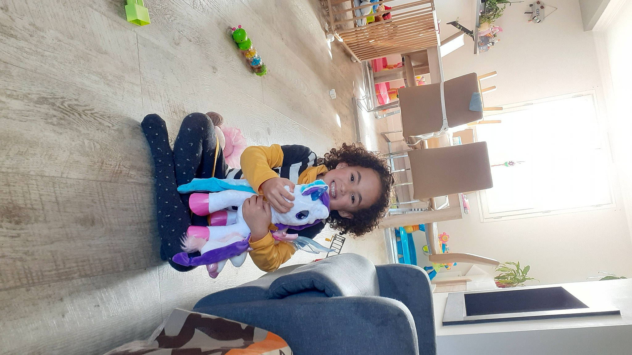 Lana participe au concours pour gagner de l'argent avec cette photo : child, comfort, event, fun, joy, leisure, person, room, sitting, stuffed_toy, toddler, vacation, visual_arts